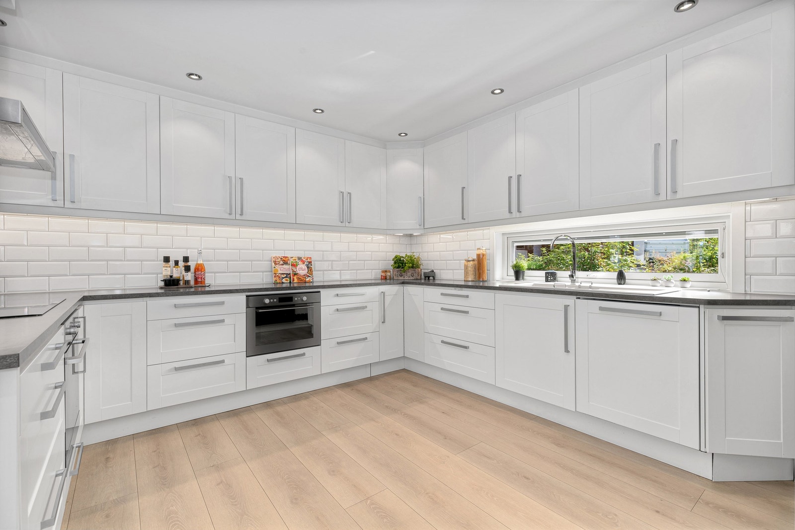 Kjøkkenet er av god størrelse med langstrakte benkeplater av laminat som innbyr til kulinariske opplevelser. Galleribilde