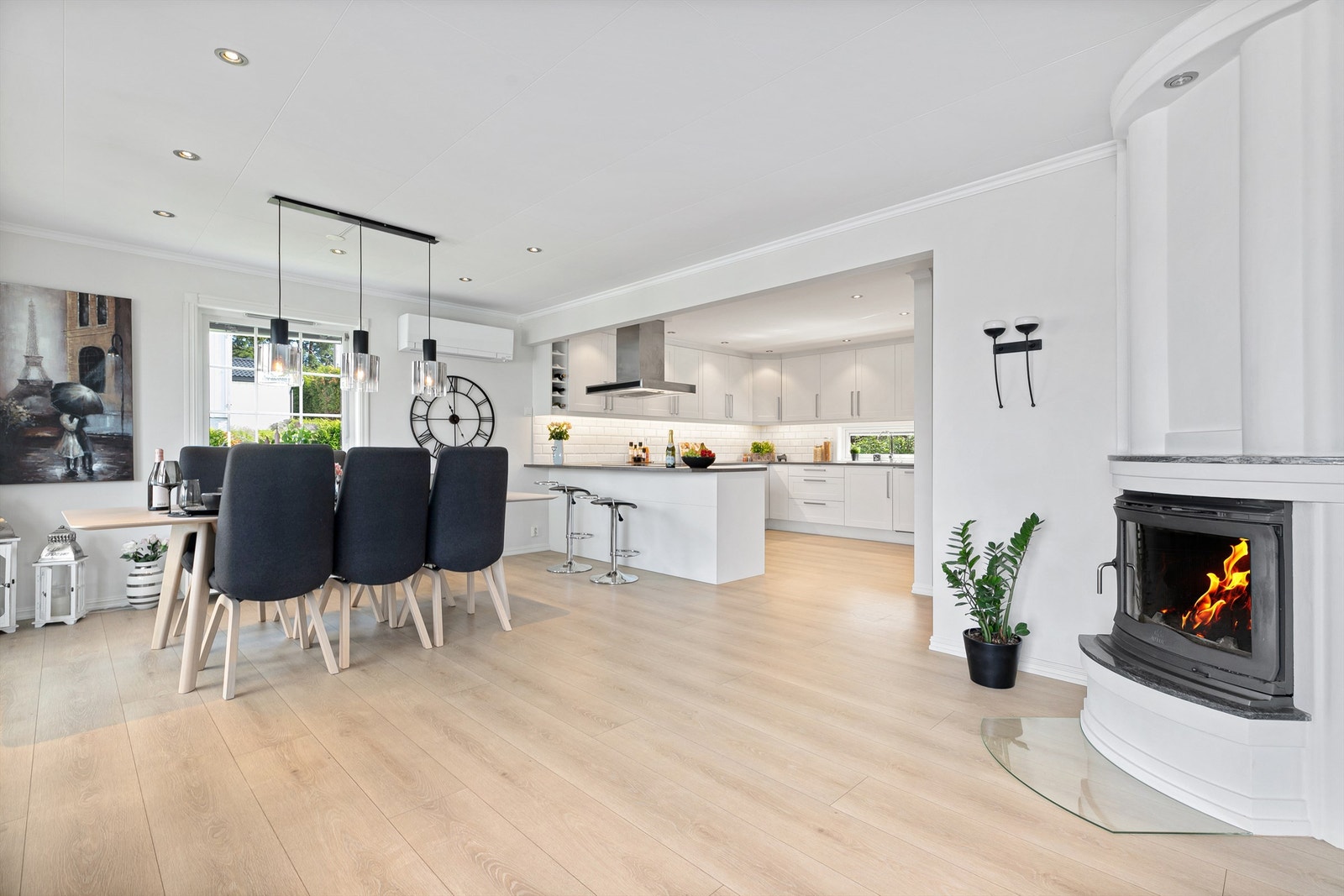 Videre er stuen utstyrt med en vedfyrt lukket peis som bidrar med ekstra varme og hygge på de litt kjøligere kveldene. Galleribilde