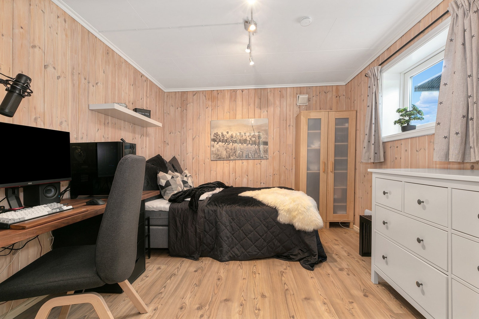 Soverom i underetasjen med god plass til diverse møblement som dobbeltseng, oppbevaring og kontorplass. Galleribilde