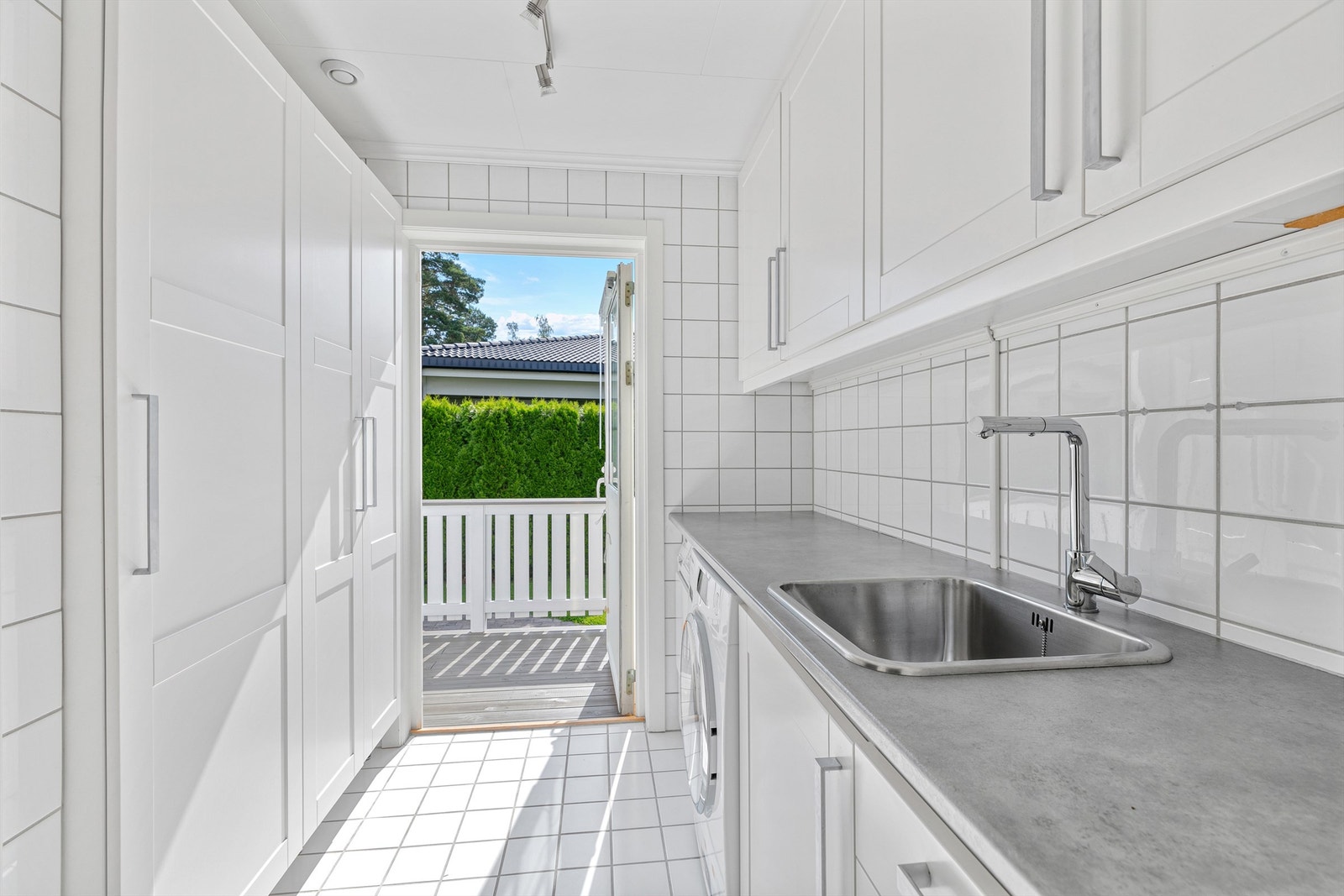 Vaskerommet har innredning fra samme leverandør som kjøkkenet (Sentrum kjøkken), og er utstyrt med vask, opplegg for vaskemaskin/tørketrommel, downlights i himling og varme i gulv. Galleribilde