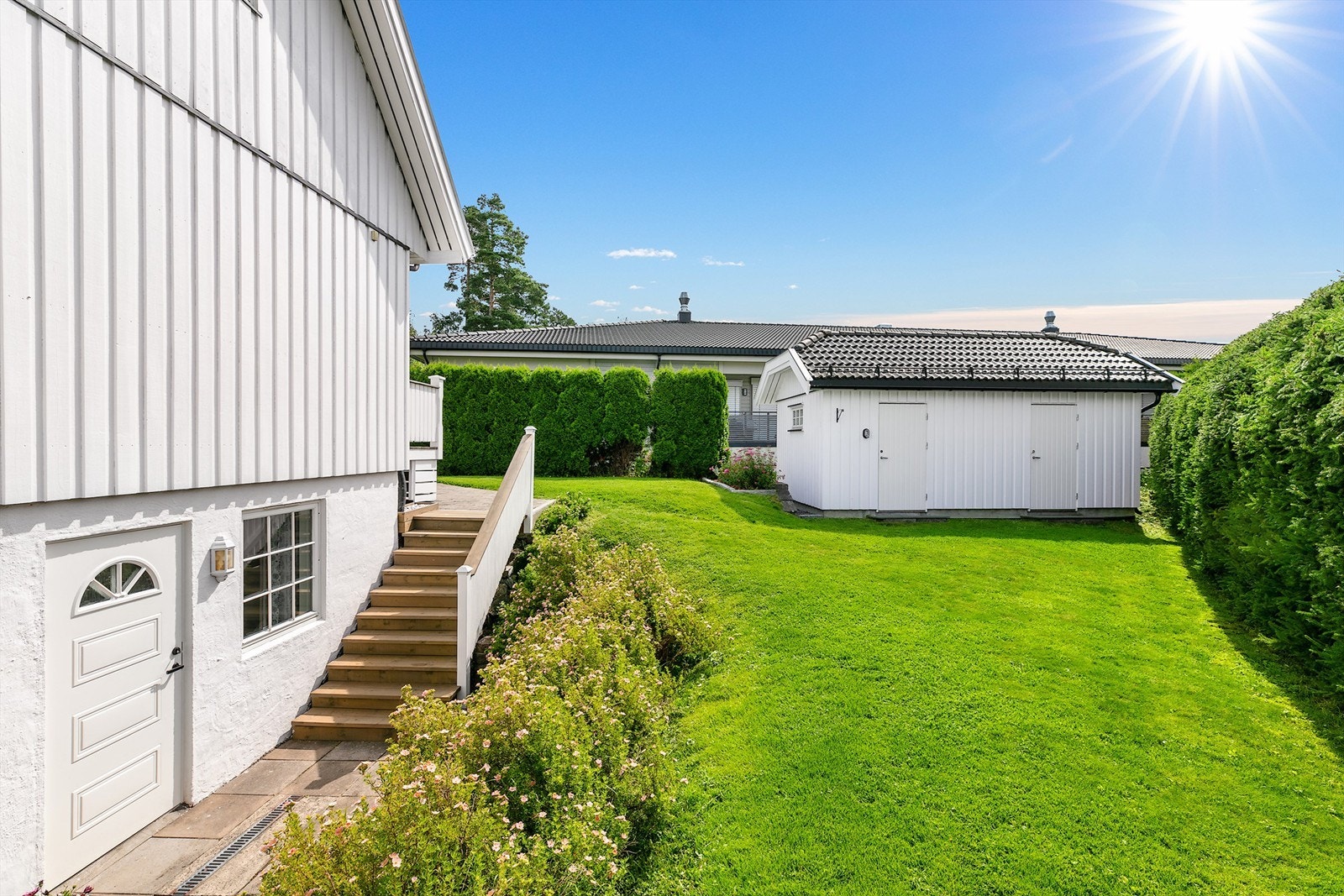 Stor frittliggende todelt bod med mye oppbevaringsplass. Galleribilde