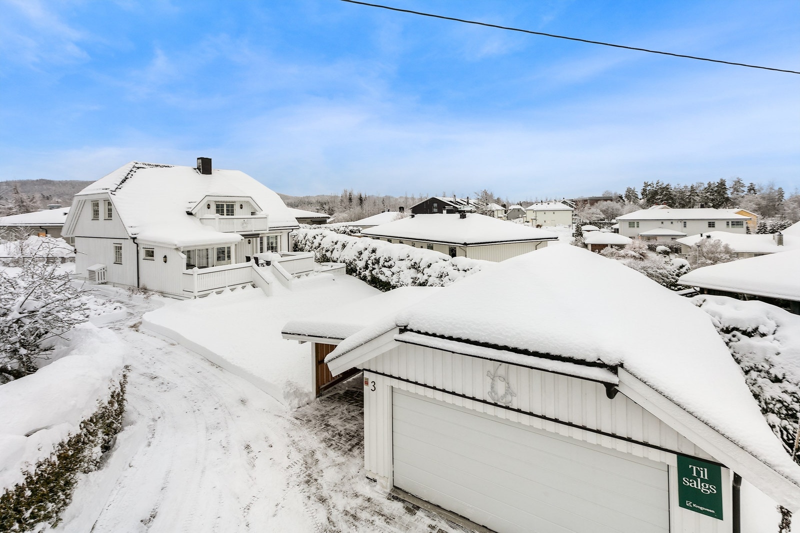 Meget tiltalende eiendom, med stor flott plen til lek og spill. Dobbelgarasje med loft og carport for parkering. Galleribilde