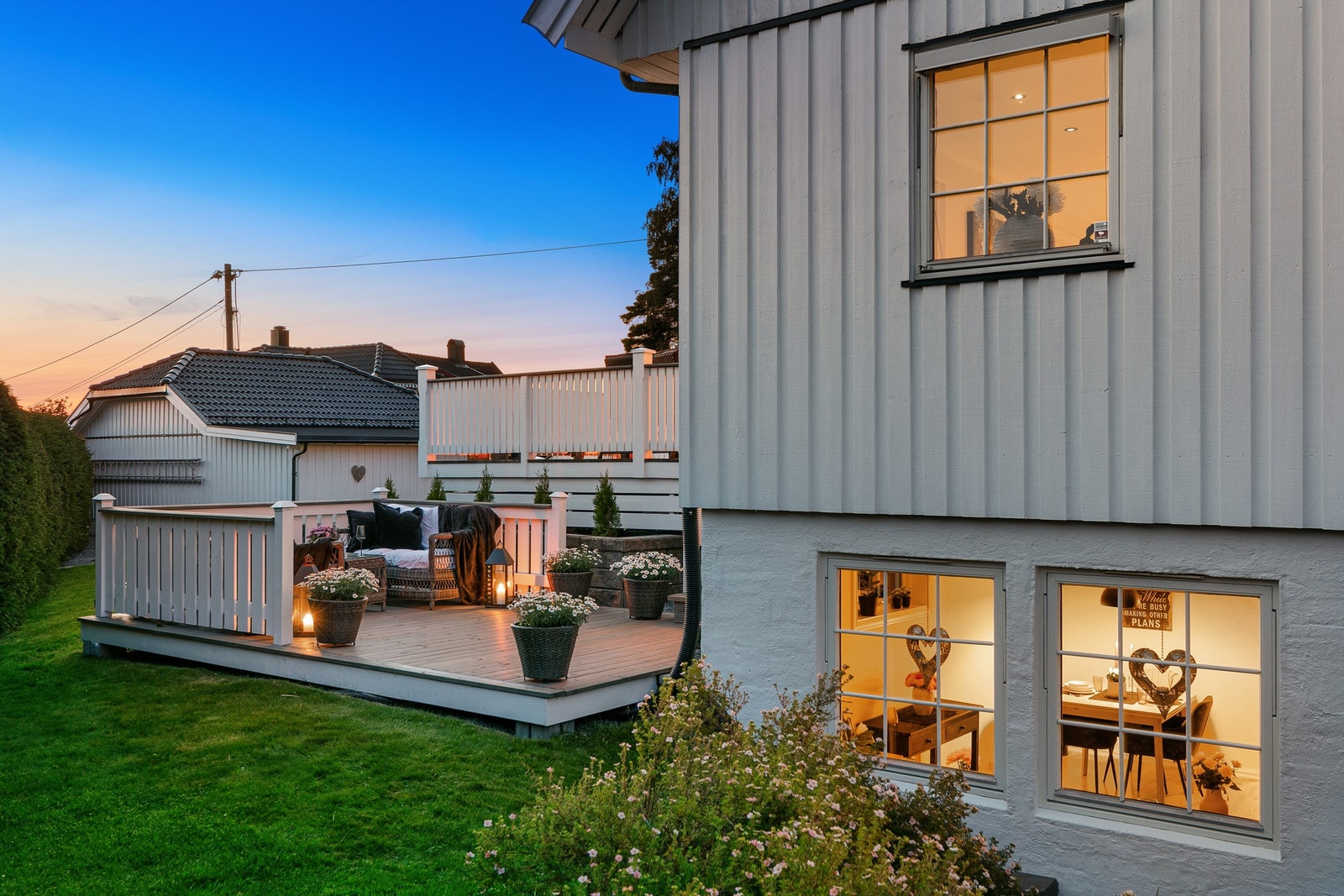 Eiendommen har en stor og solrik tomt på 1 148 kvm, men en flott hage, samt fire uteplasser som gir sol hele dagen. Galleribilde