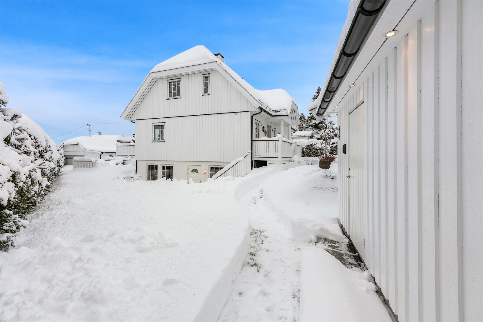 Eiendommen har enormt med lagringsplass. Uteboden er todelt, med en isolert frostfri del til smørebod/lager, og en uisolert del med loft til hageredskaper og ved. Galleribilde