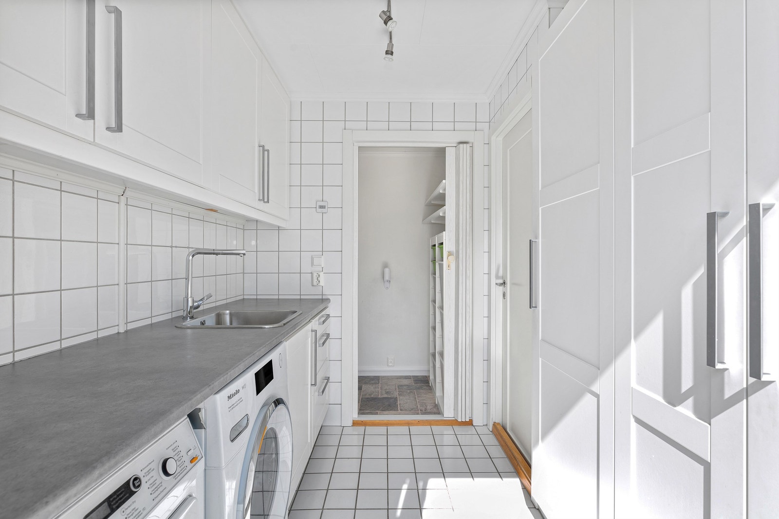 Vaskerommet har egen inngang, og ligger i tillegg i tilknytning til entréen - praktisk når man kommer hjem fra barnehage eller etter en tur med hunden. Galleribilde