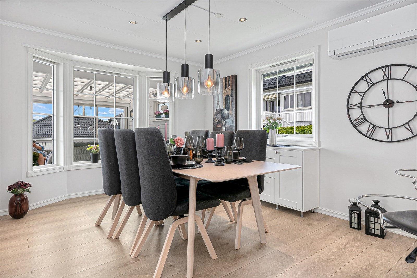 Spisestuen oppleves luftig med gode vindusflater og har god plass til å samle venner og familie. Galleribilde
