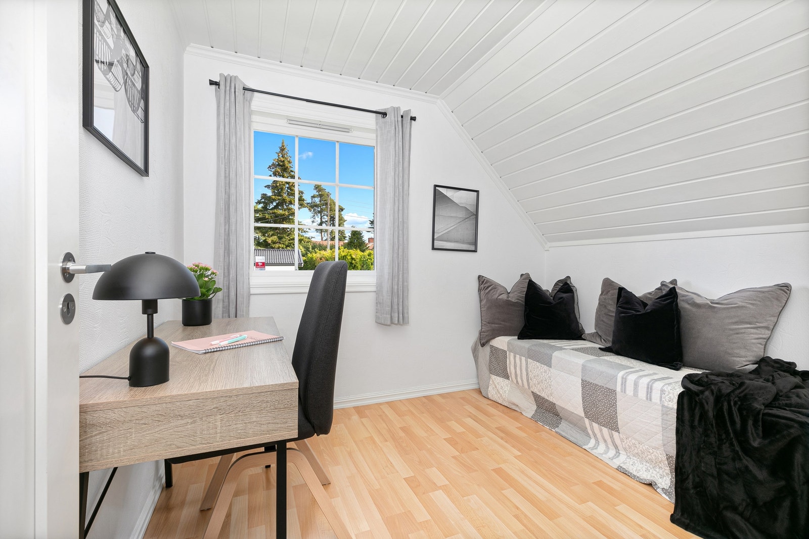 Alle fire soverommene har gode vindusflater, samt plass til garderobeløsning, eller eventuelt ulike oppbevaringsmøbler. Galleribilde