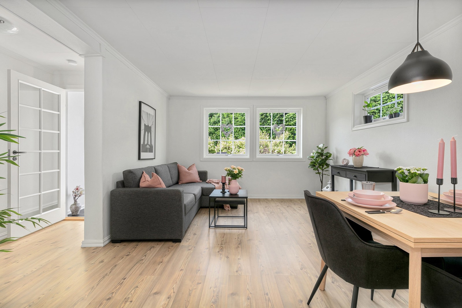 I stuen er det god plass til sofa med tilhørende møblement og gode vindusflater mot sør og vest ellers i rommet. Galleribilde