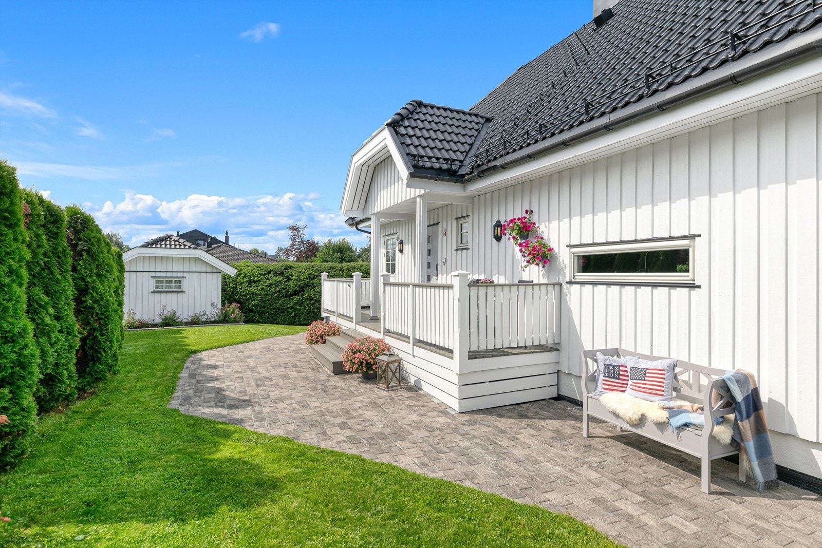 Nydelig inngangsparti, med morgensol. Galleribilde