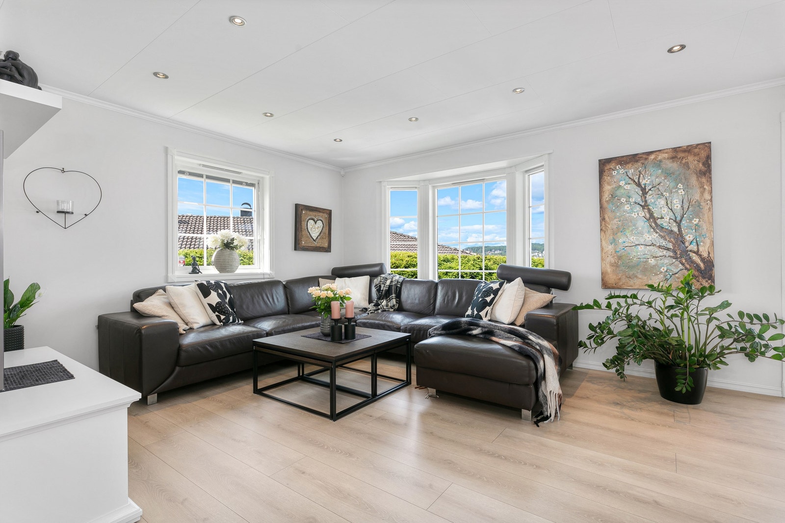 I stuen er det meget gode vindusflater i flere himmelretninger, og blant annet to karnapp som sørger for en god romfølelse og en hyggelig atmosfære. Galleribilde