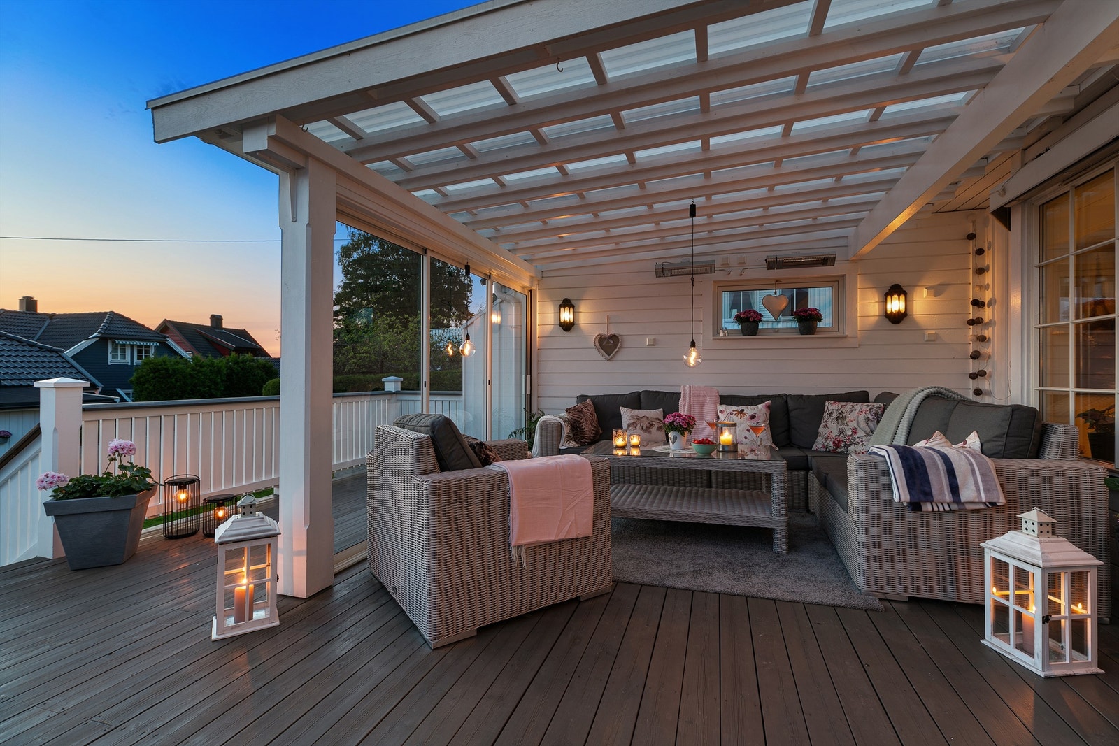 På terrassen er en del overbygget, og har plass til en koselig sofagruppe hvor late ettermiddager kan nytes. Galleribilde