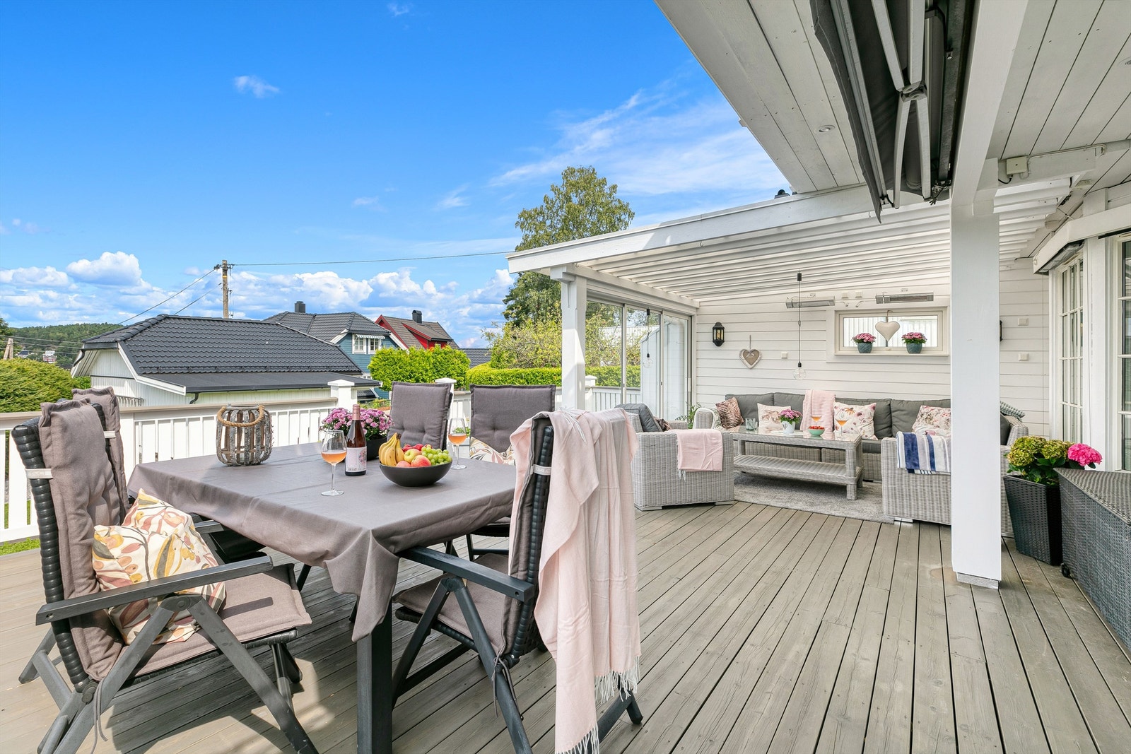 Terrassen er utstyrt med markise slik at man kan skjerme for solen ved behov. Galleribilde