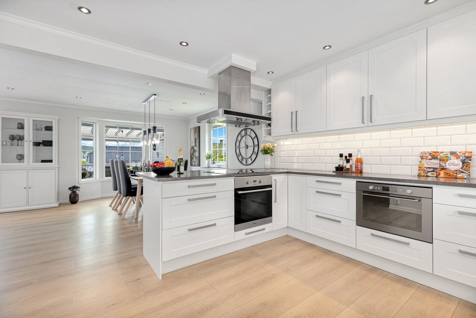 Kjøkkenet er fra Sentrum kjøkken og ble pusset opp i 2014 med klassisk profilert innredning. Galleribilde