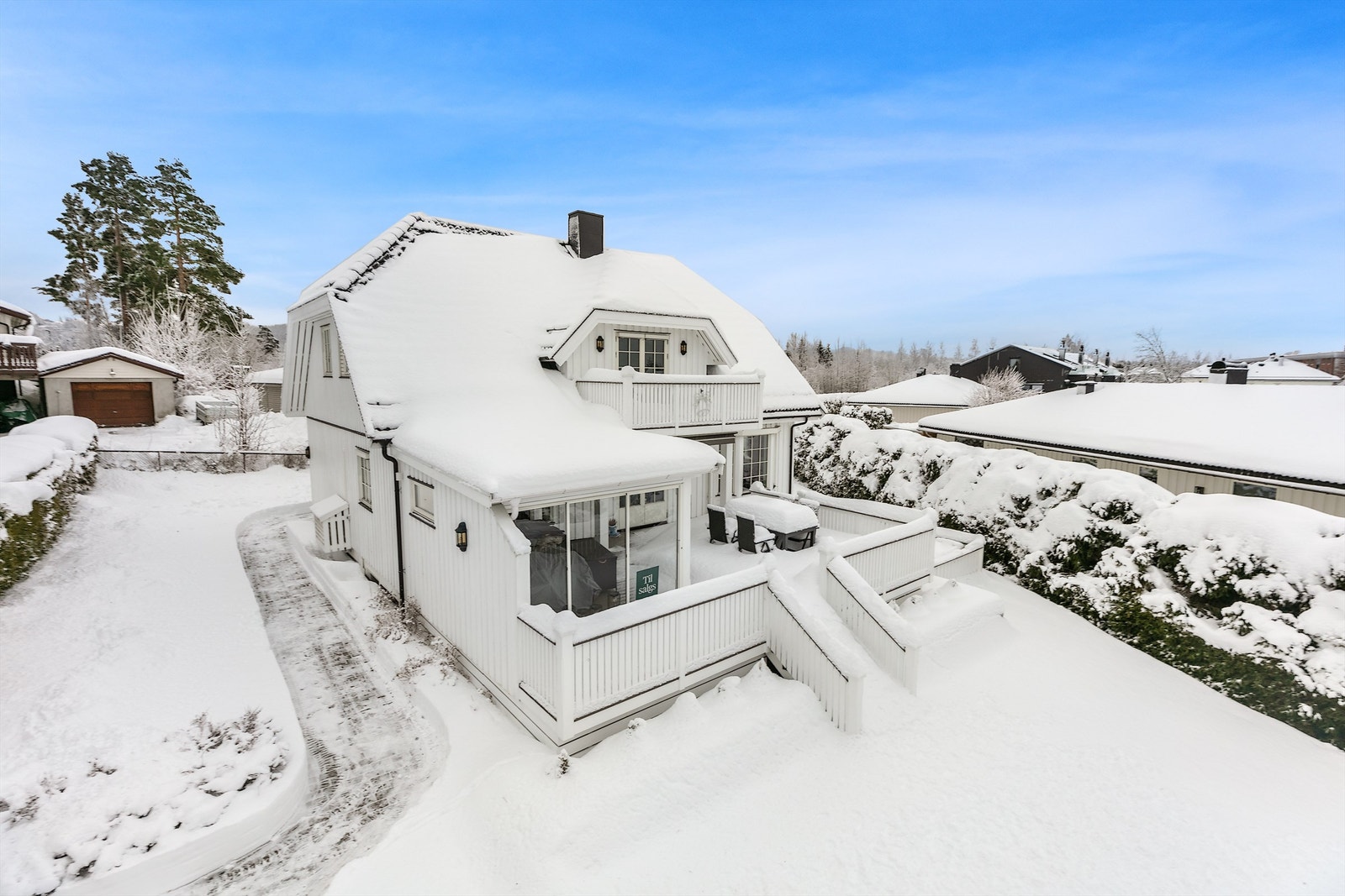 Nydelig opparbeidet eiendom med flere soner rundt huset. Omkranset med fin hekk gjør eiendommen veldig usjenert. Galleribilde