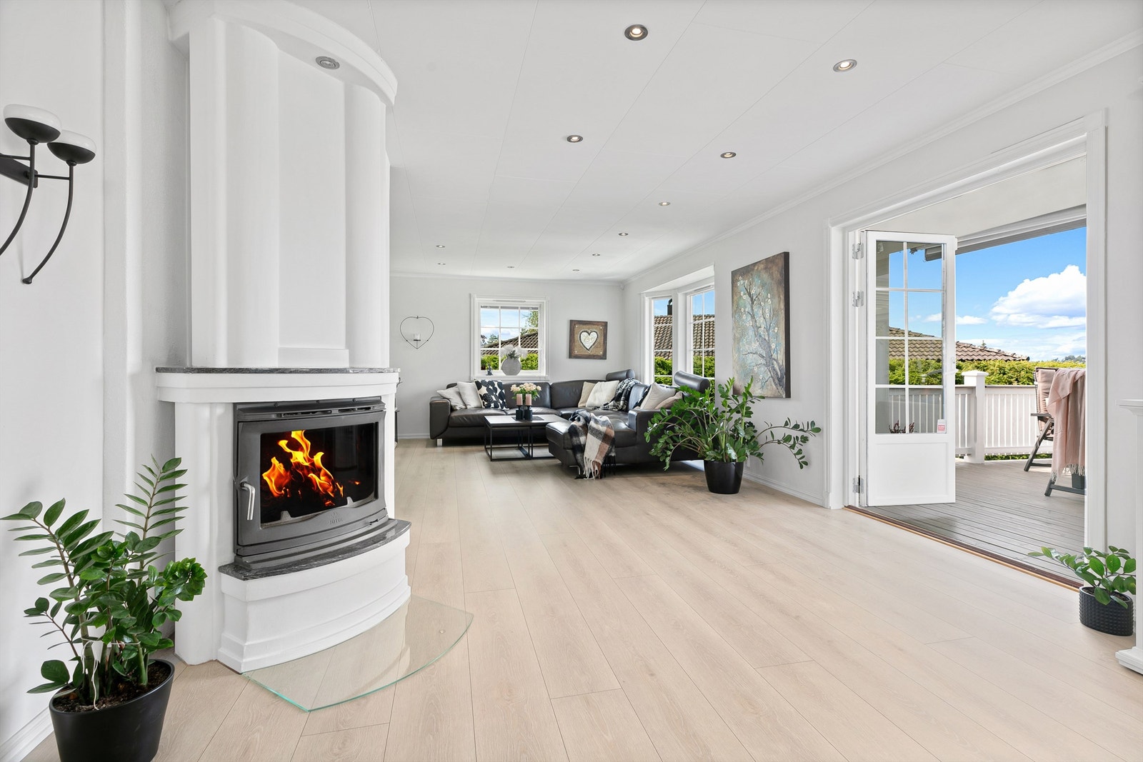 De lyse overflatene er gjennomgående og det er downlights i himling i flere rom. Galleribilde