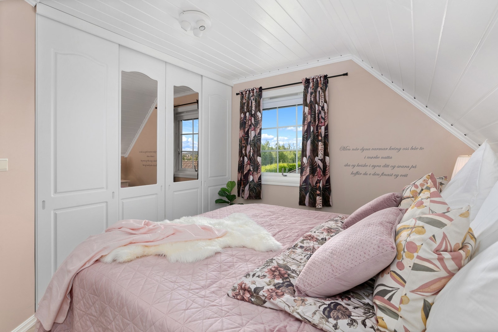 Hovedsoverommet er av god størrelse og har plass til dobbeltseng med tilhørende møblement, samt garderobe. Galleribilde