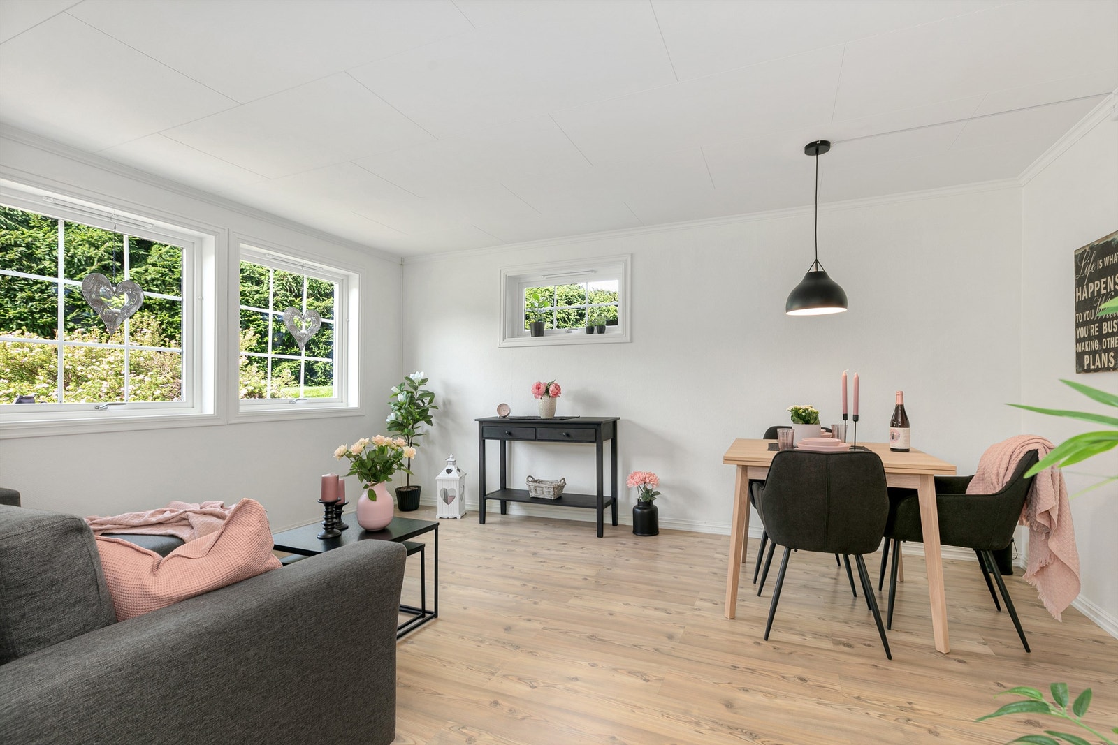 Det er plass til et koselig spisebord hvor hyggelige måltider kan nytes. Galleribilde