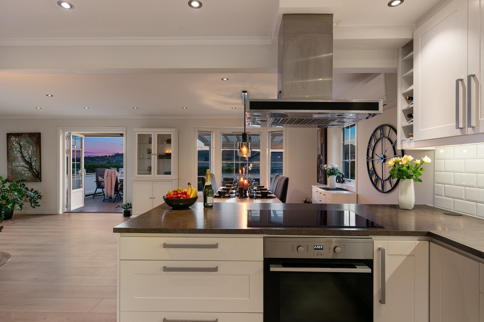 Fra stuen er det utgang til boligens terrasse, som også byr på en herlig utsikt. Galleribilde