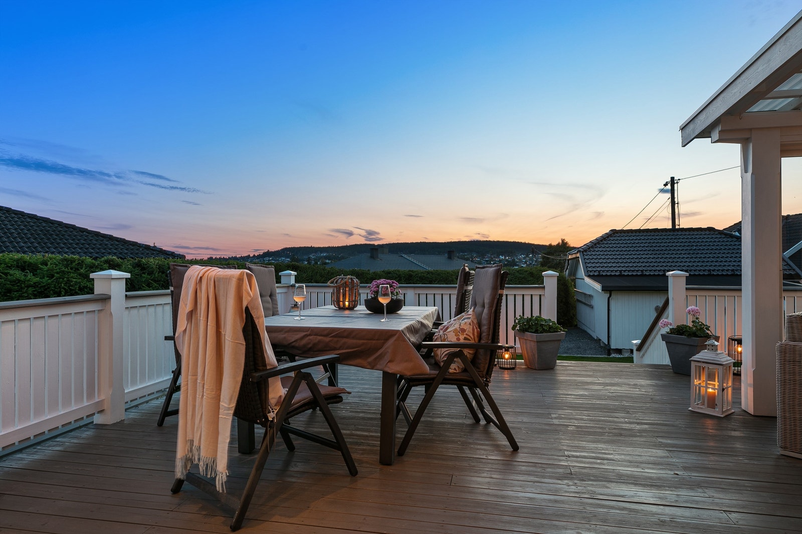 Kveldsstemning på terrassen. Galleribilde