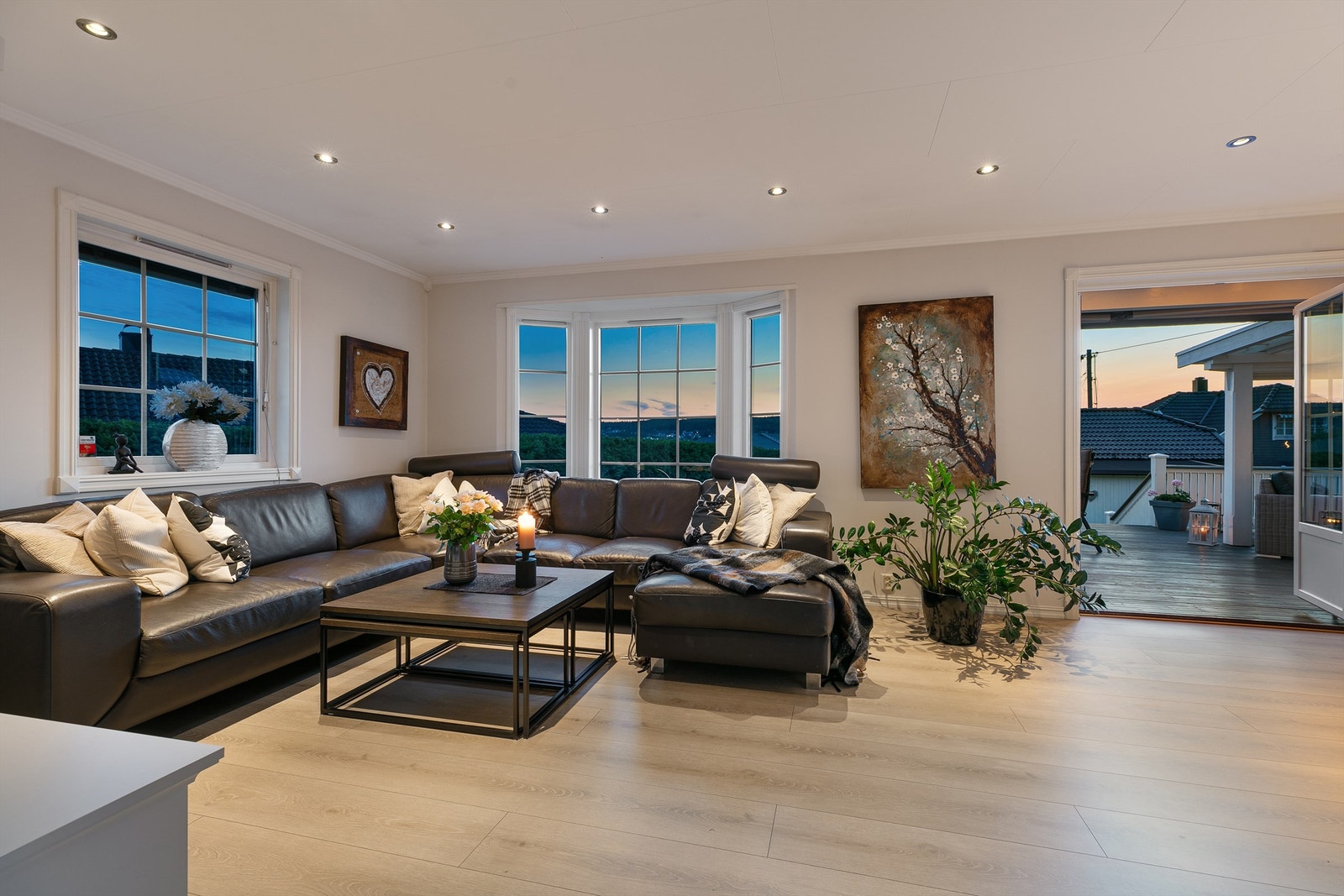 Innvendig fremstår boligen meget tiltalende, men stilren innredning og fargevalg som harmonerer med øvrige rom i boligen. Galleribilde