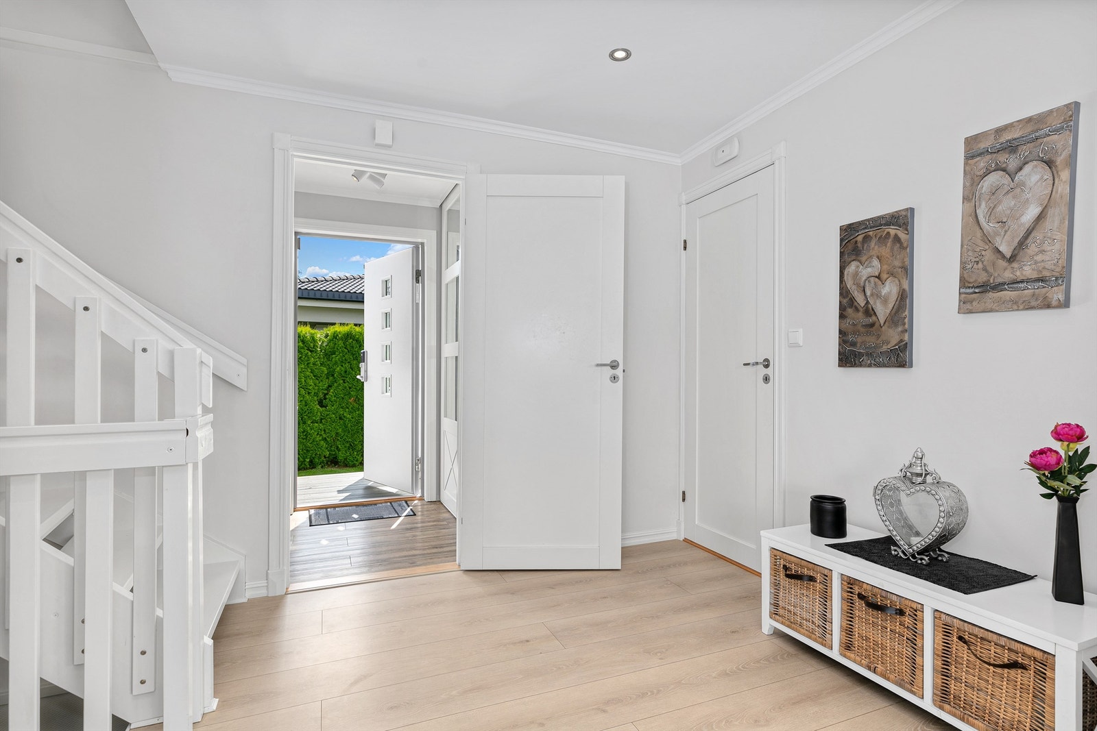 Når du kommer inn inngangsdøren blir du møtt av en lys og innbydende entrè med plass til å ta i mot gjester. Galleribilde