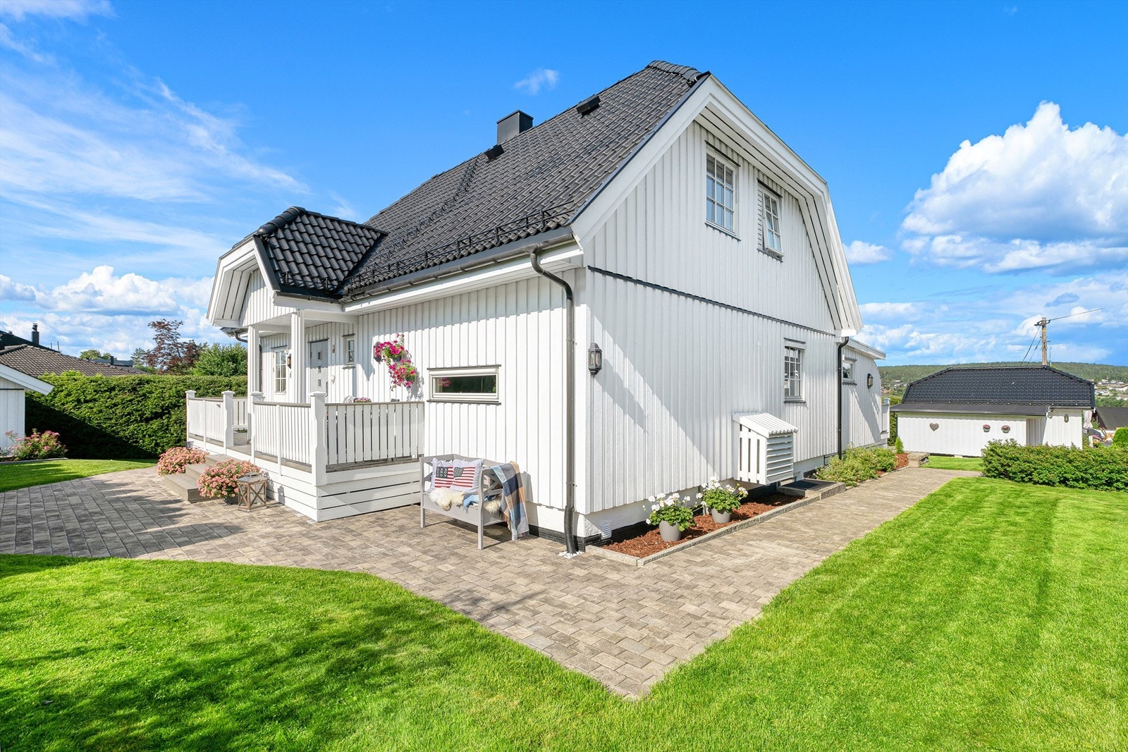 Meget godt ivaretatt eiendom med attraktive uteområder. Gangarealer belagt med belegningsstein. Galleribilde