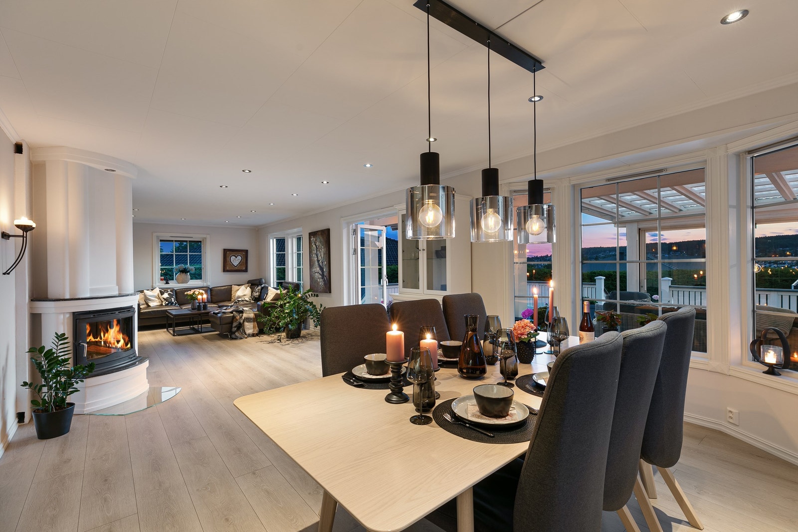 Oppholdsrommene har en praktisk løsning med stue og spiseplass på hver sin side av rommet. Galleribilde