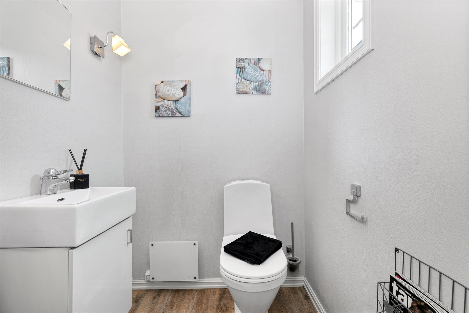 Toalettrommet ligger i direkte tilknytning til entréen, og er innredet med toalett, servant med underskap og speil. Galleribilde