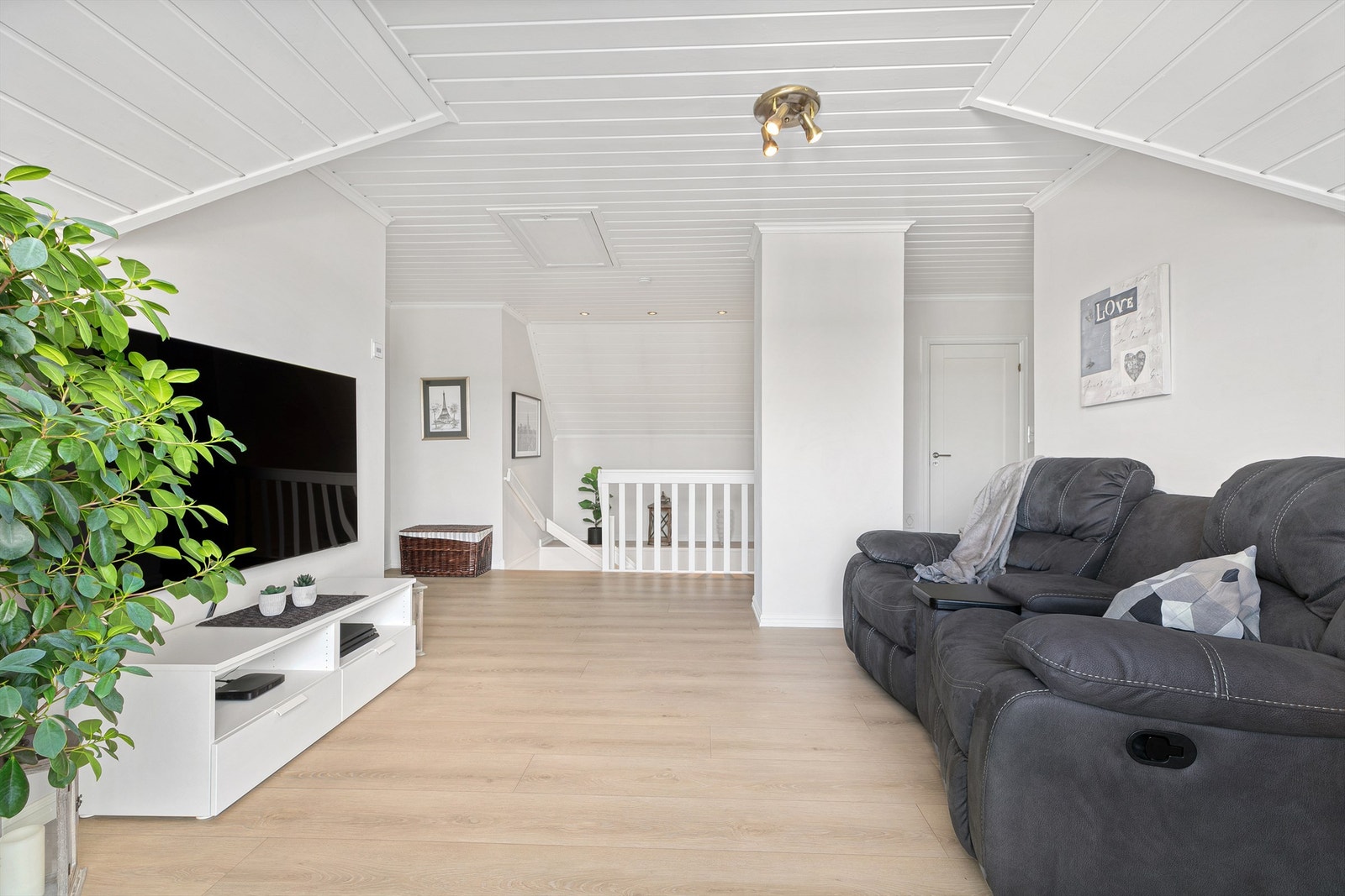 Denne plassen er perfekt dersom barna ønsker å trekke seg litt tilbake for en film eller lek. Det er også lagringsloft med luke fra loftstuen. Galleribilde