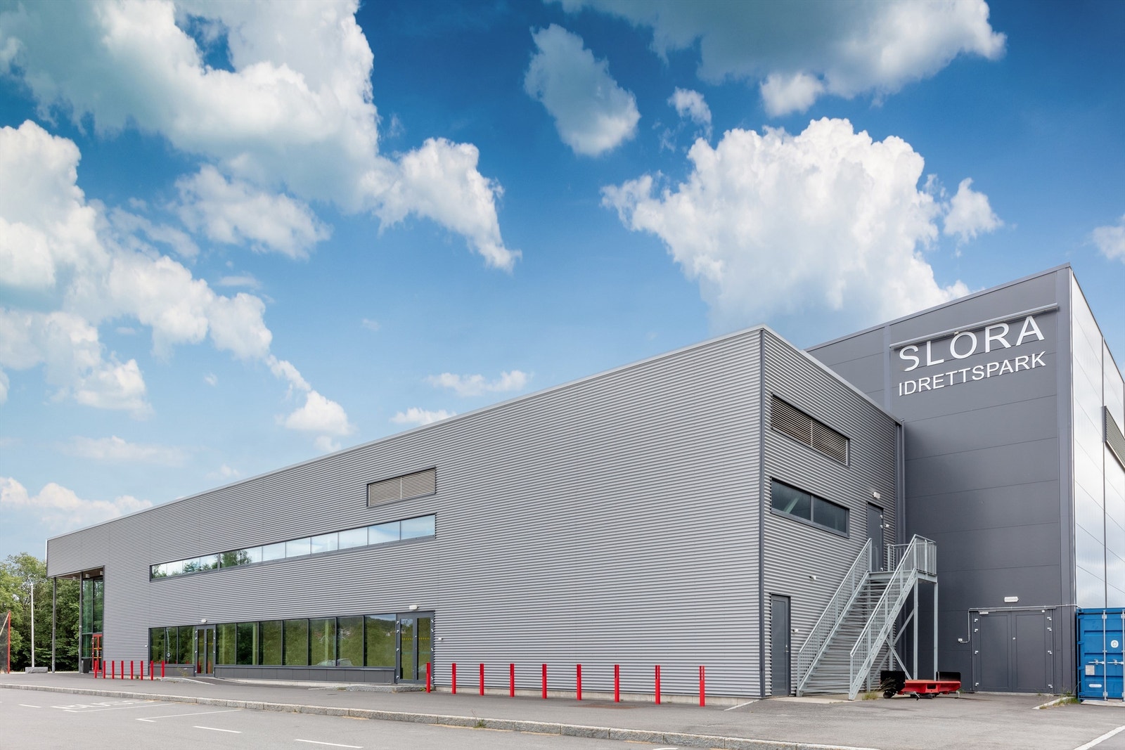 Slorahallen består av blant annet to flerbruksflater og seks spillergarderober. Galleribilde