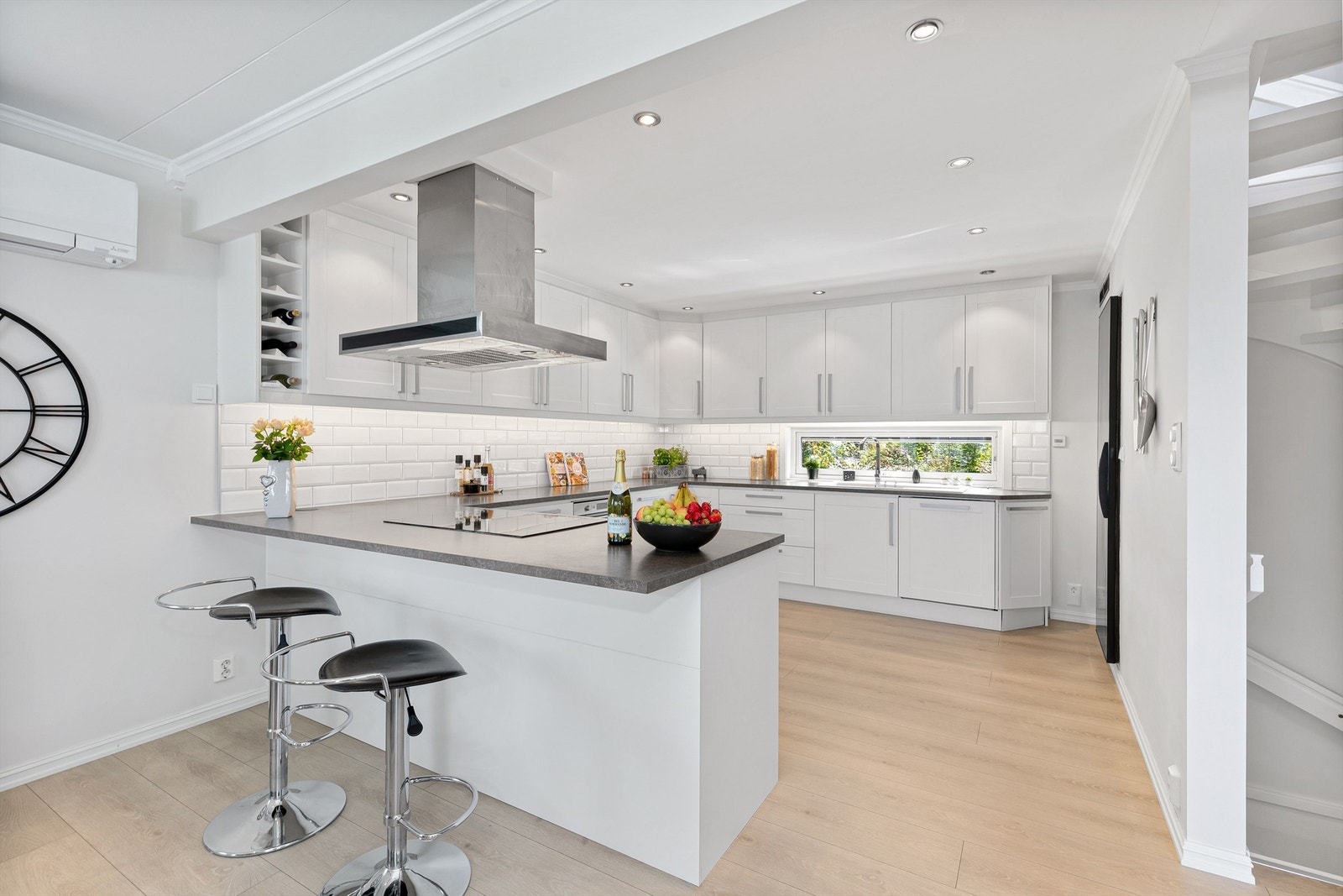 Det er laminat med gulvvarme, takhøye overskap som sørger for gode oppbevaringsmuligheter, samt en halvøy med plass til barstoler. Galleribilde