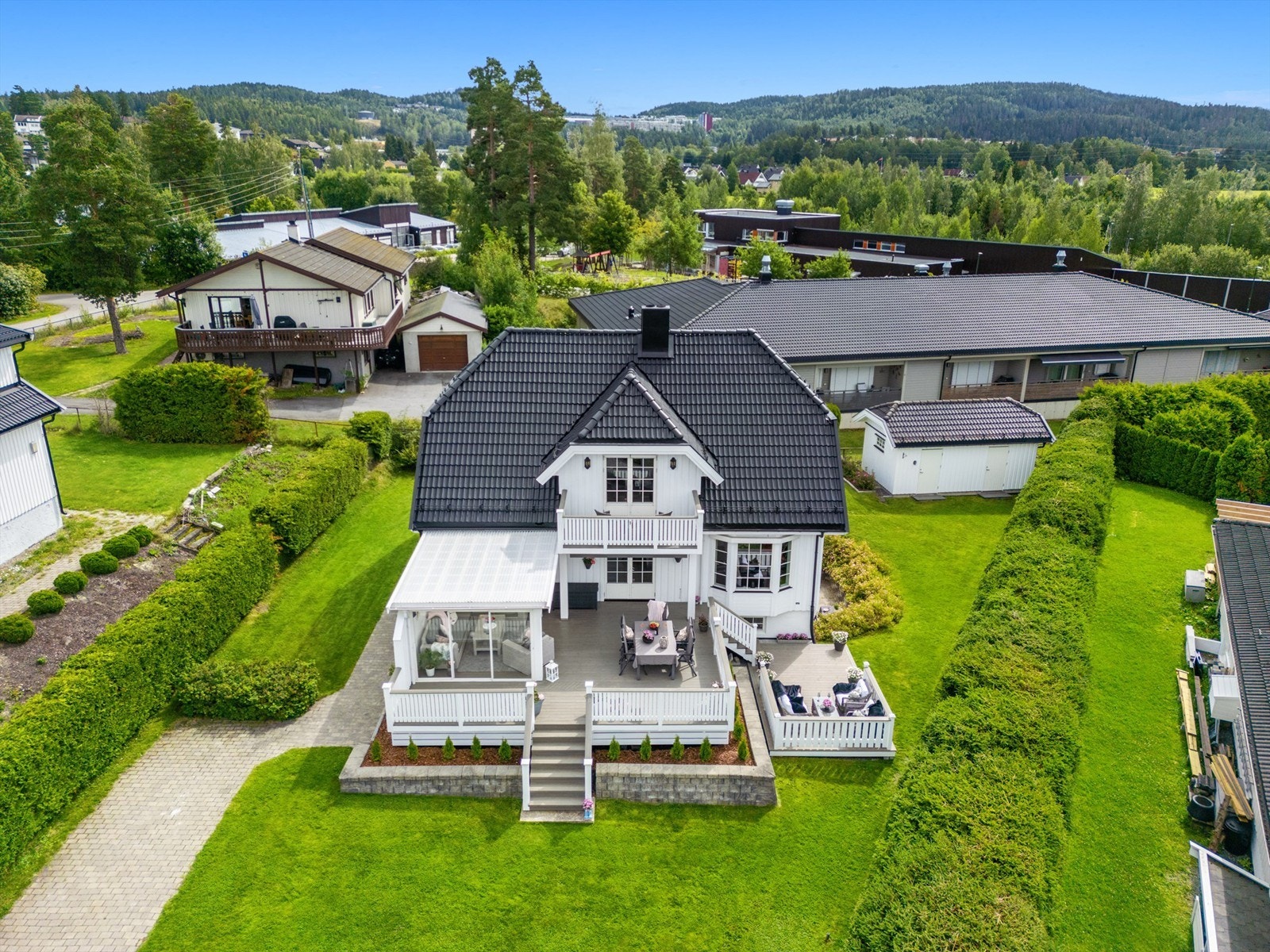 Med totalt fire terrasser som er bygget slik at du kan følge solen, har du mange alternativer til avslapping, enten du ønsker sol eller skygge. Galleribilde