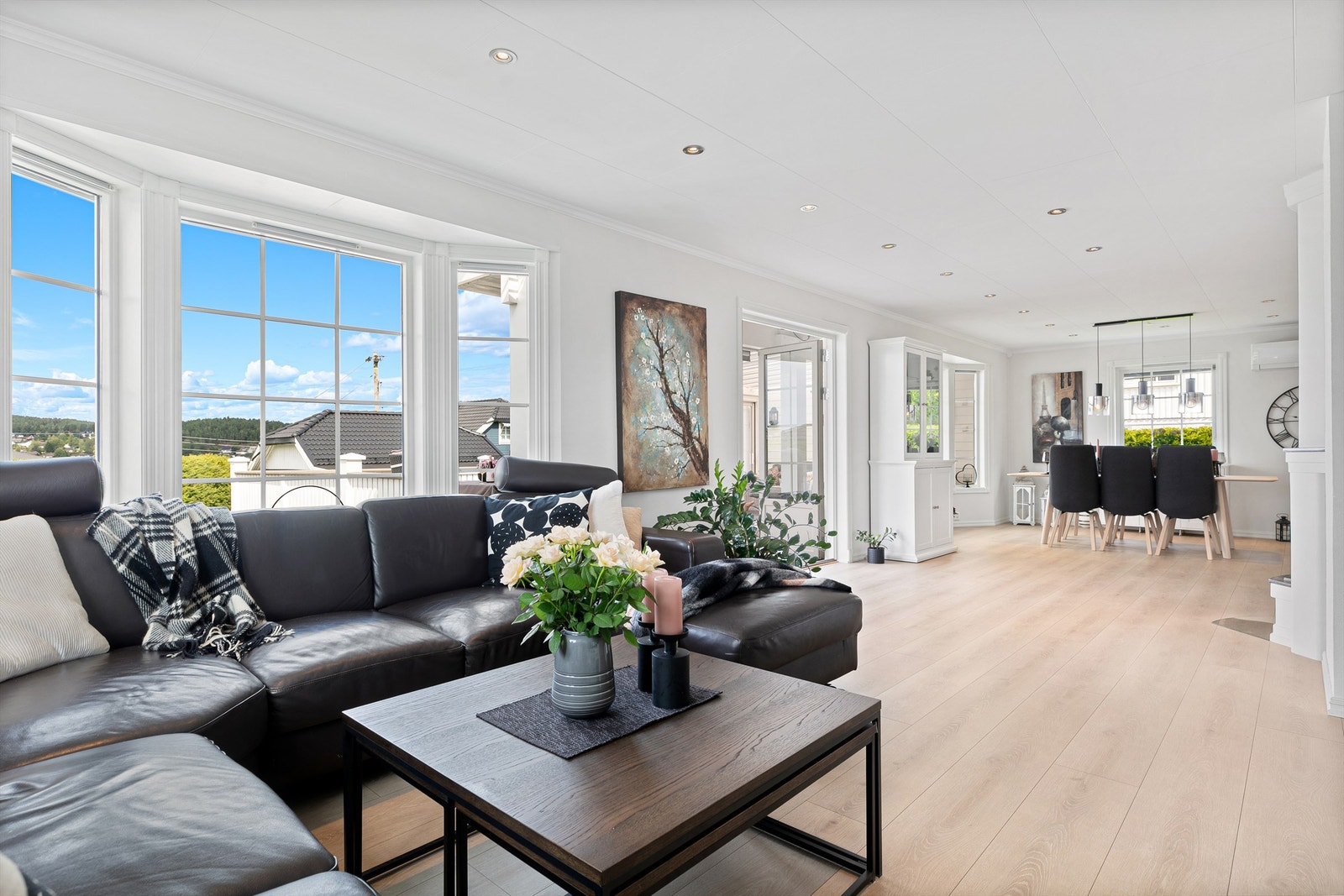 Det er god plass til sofa og tilhørende møblement, og rommet har et naturlig skille på spiseplass og stue. Galleribilde