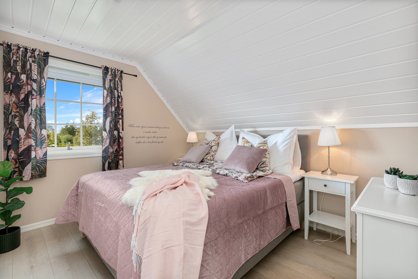 Her er det også gode vindusflater, samt plass til øvrig oppbevaringsmøblement. Galleribilde