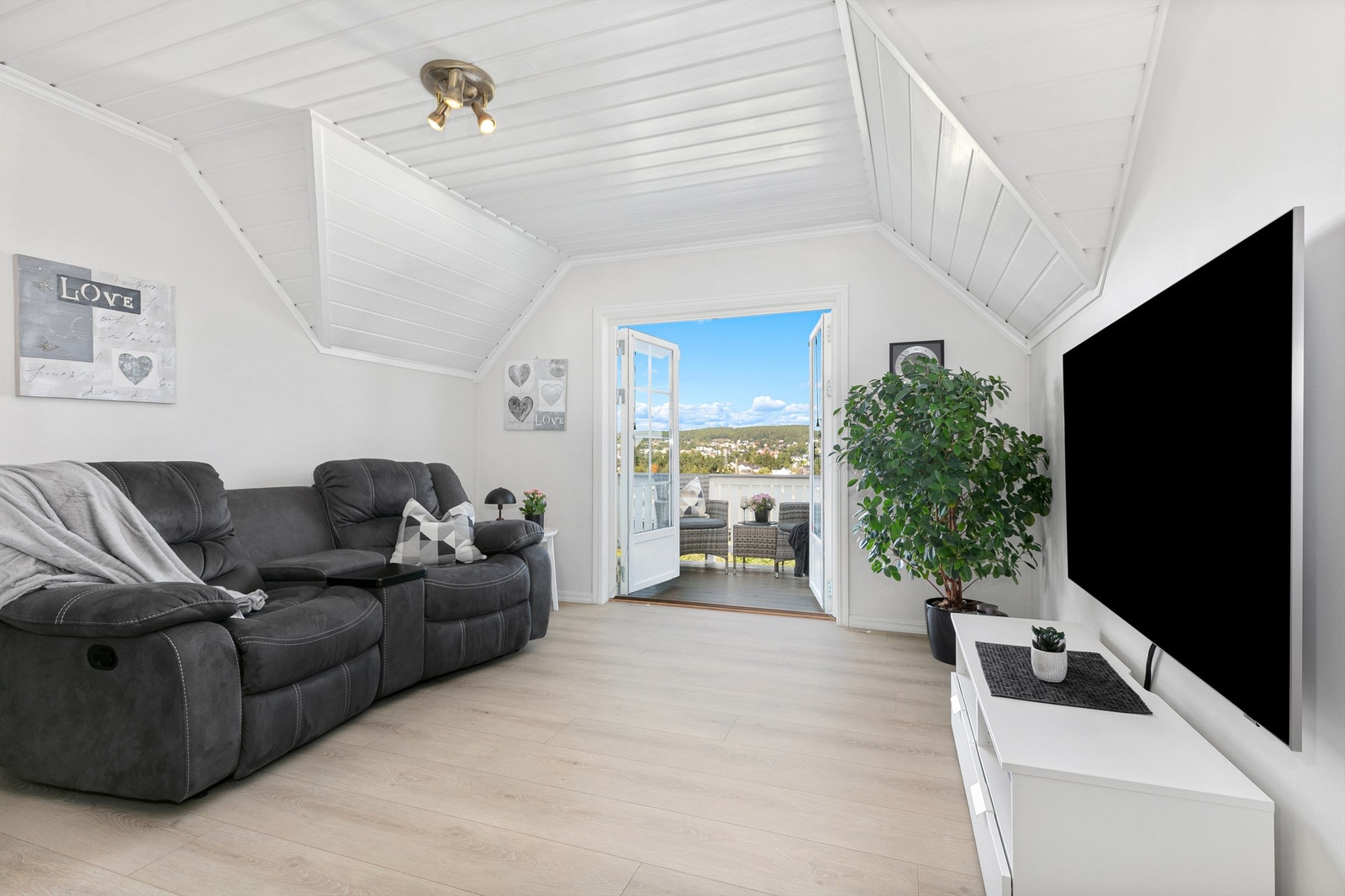 Stuen i andre etasje knytter de tre soverommene i etasjen sammen. Galleribilde