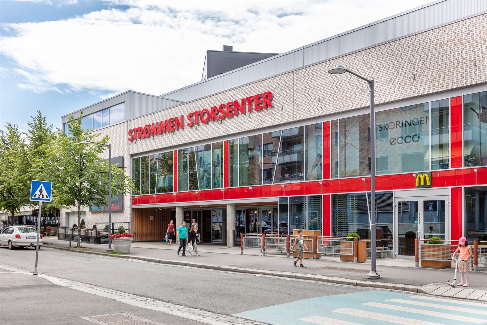 Strømmen Storsenter er en av Norges største kjøpesenter og har alt du trenger med sine 200 butikker og tilknyttede virksomheter. Galleribilde