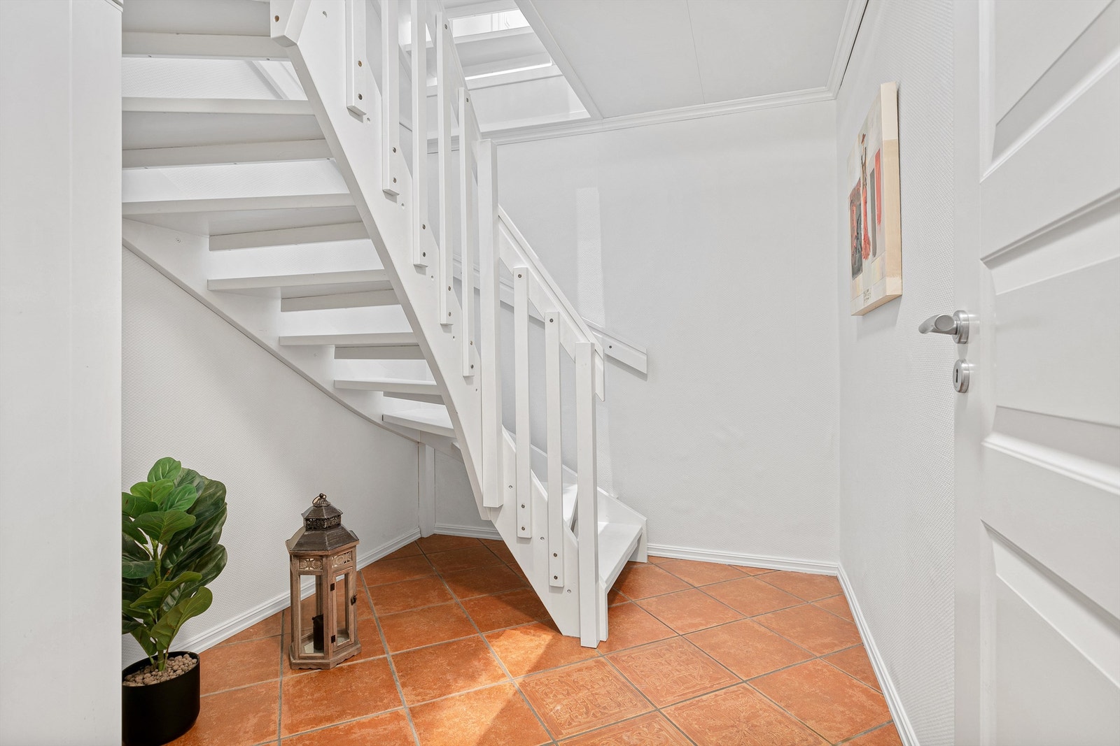 Kombinert varmtvannsbereder fra 2018 på 188/92 liter for vannbåren varme-anlegg og varmtvann er plassert i hjørne av teknisk rom. Galleribilde