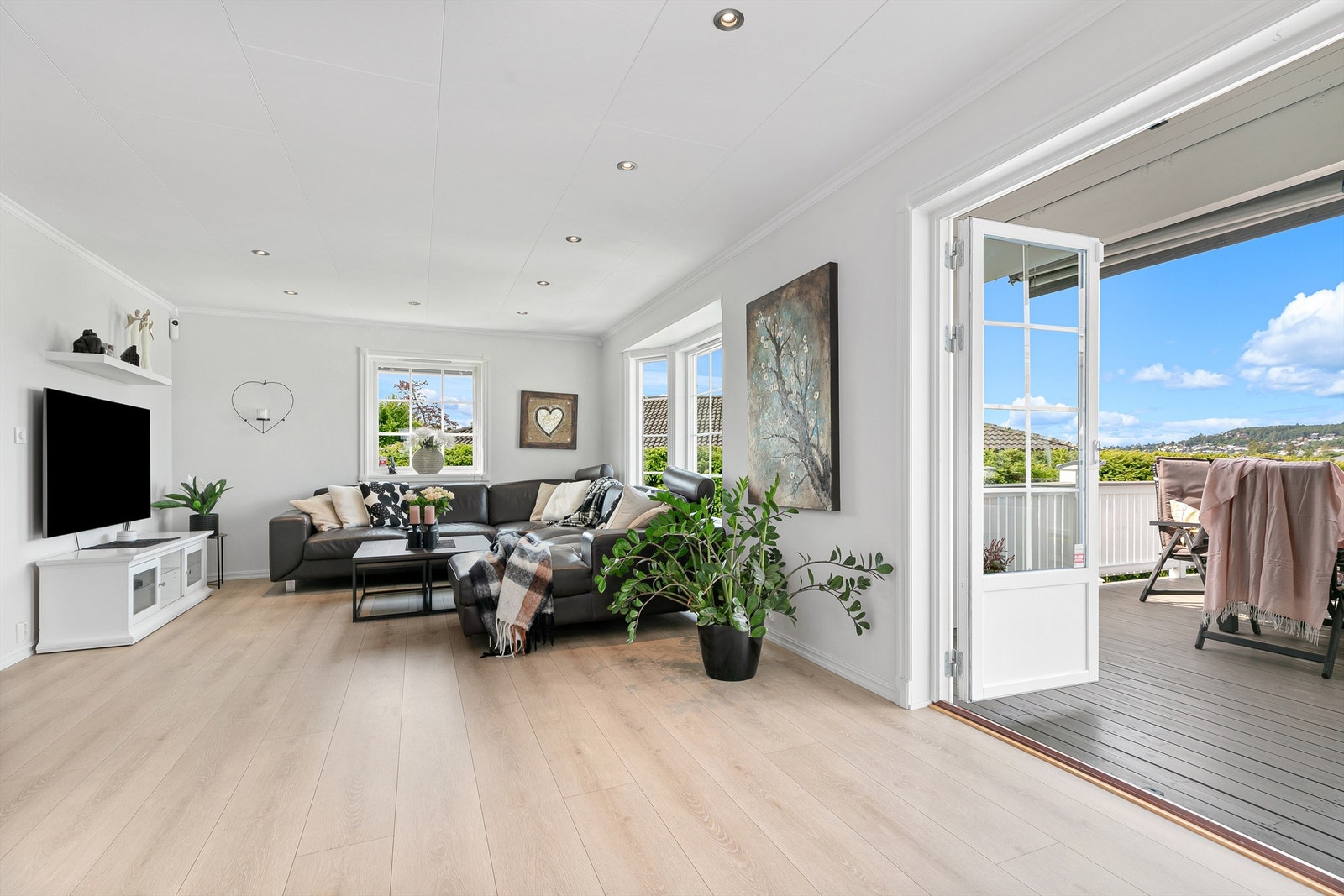 Terrassen kan benyttes som en forlengelse av stuen om sommeren. Galleribilde