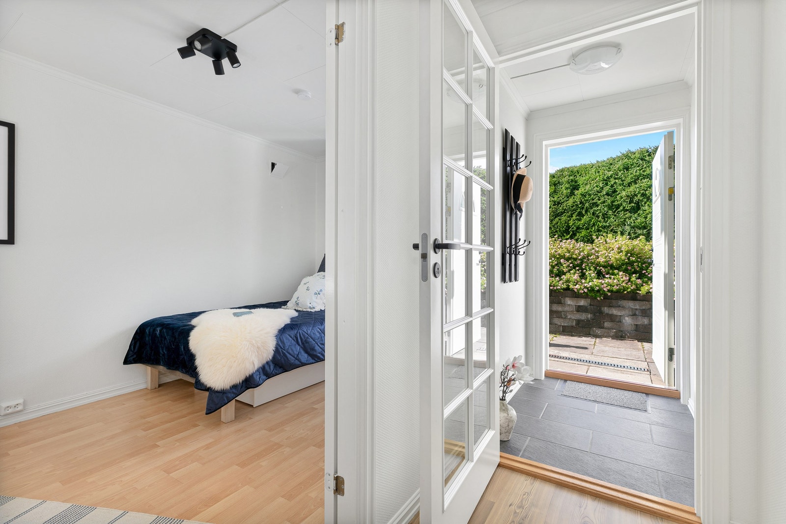 Utleiedelen består av en flislagt entré som med plass til å ta i mot gjester og henge fra seg yttertøy. Galleribilde