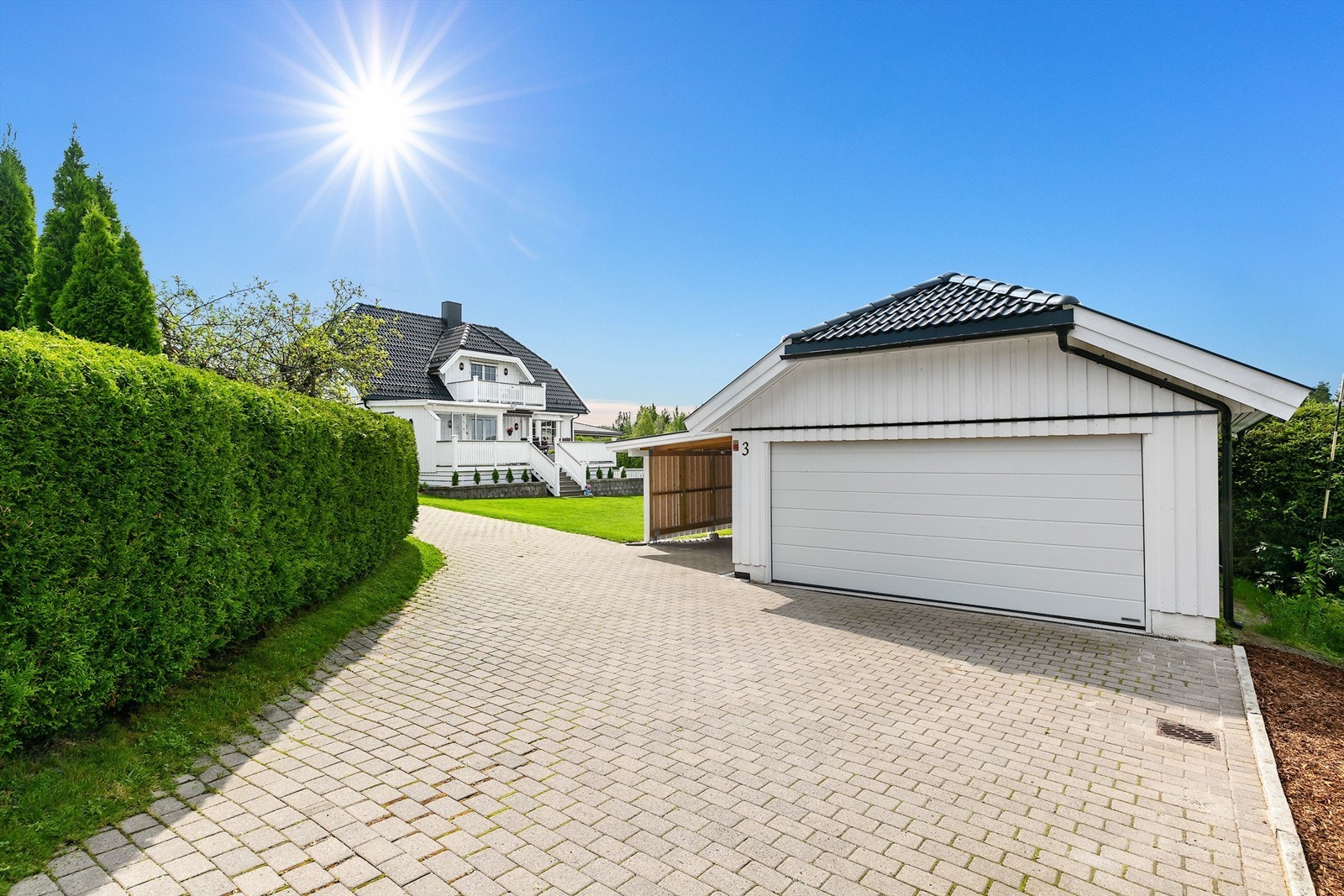 Det er parkering i dobbelgarasje med elektrisk port, samt plass til ytterligere biler i carport og på opparbeidet asfaltert innkjøring. Galleribilde