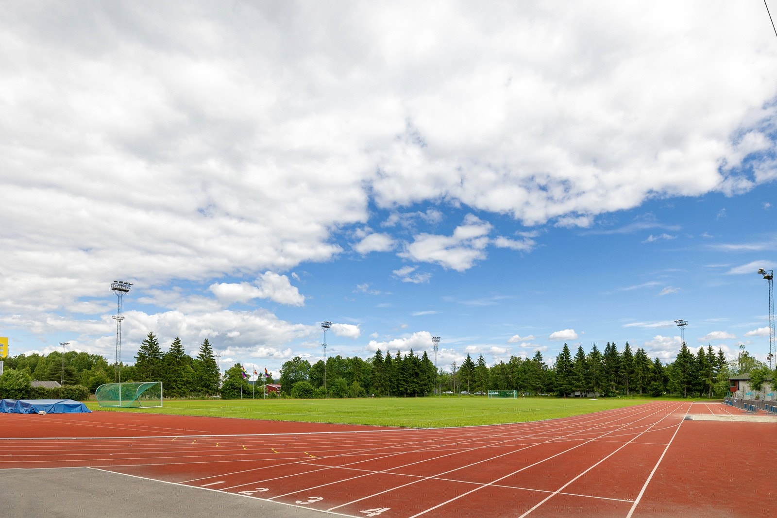 En kort løpetur unna er Lambertseter stadion med løpebane og gressbane. Ellers er det lysløype like bak blokka med fine turstier og preparerte skiløyper om vinteren. Galleribilde
