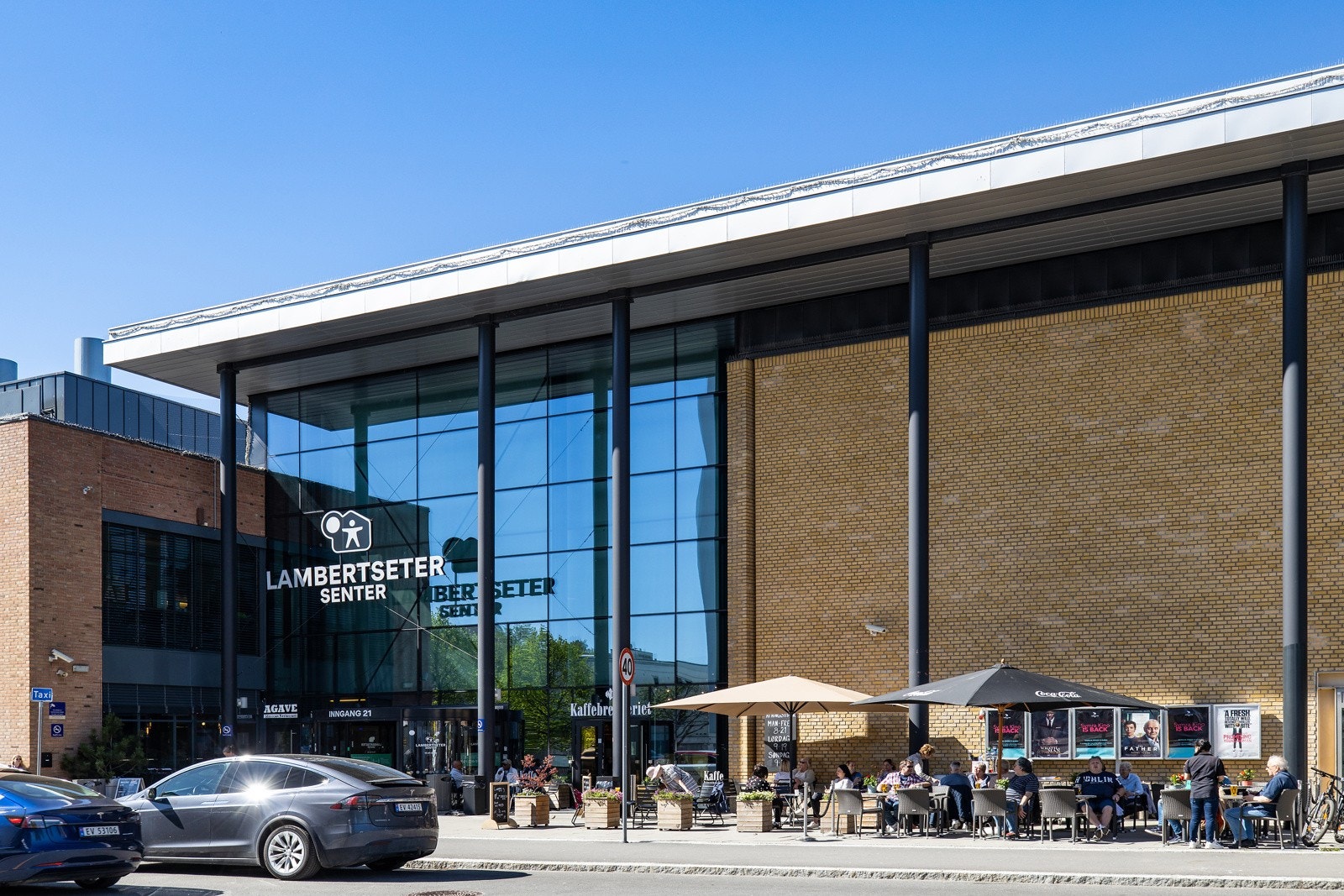 Lambertseter senter har et bredt utvalg av populære butikker og servicetilbud. Her er også Symra kino. Galleribilde