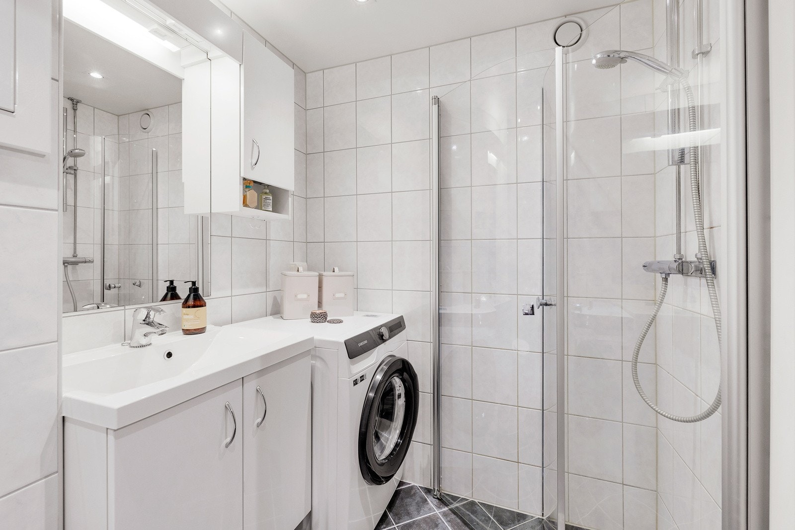 Dusjhjørne med praktisk innfellbare dører i glass. Det er opplegg for vaskemaskin på badet. Borettslaget har også 3 fellesvaskerier. Galleribilde