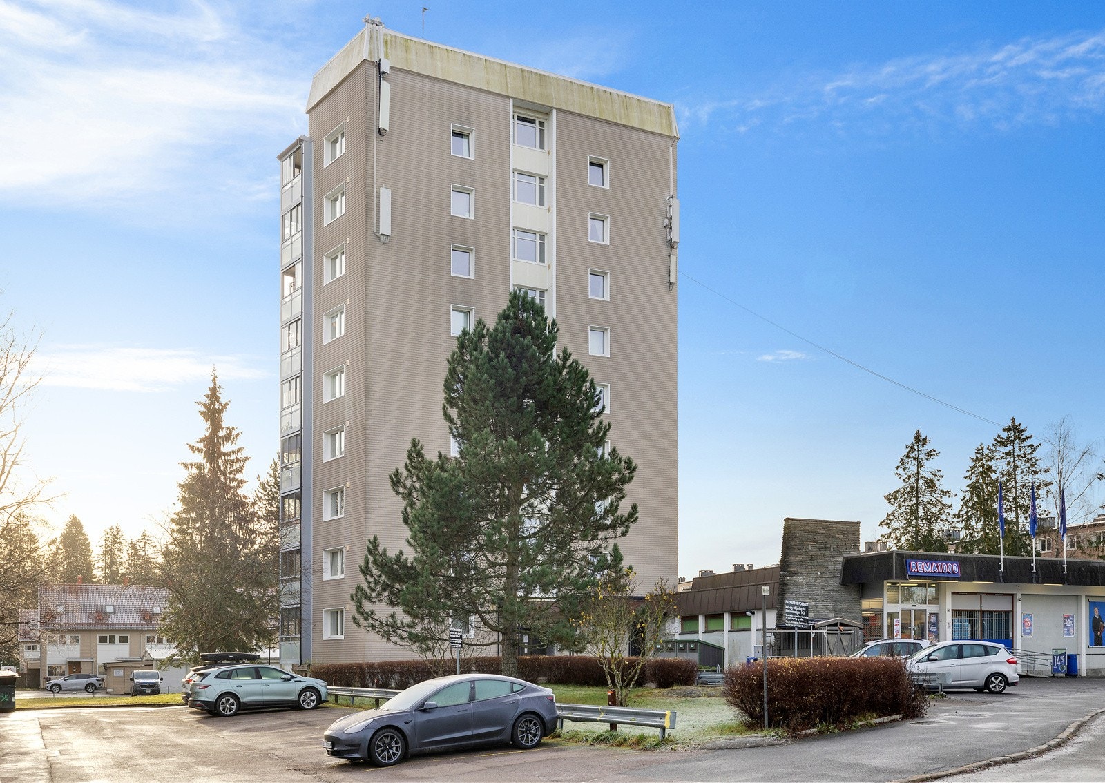 Fasade og inngangsparti, Mellombølgen 143. Galleribilde