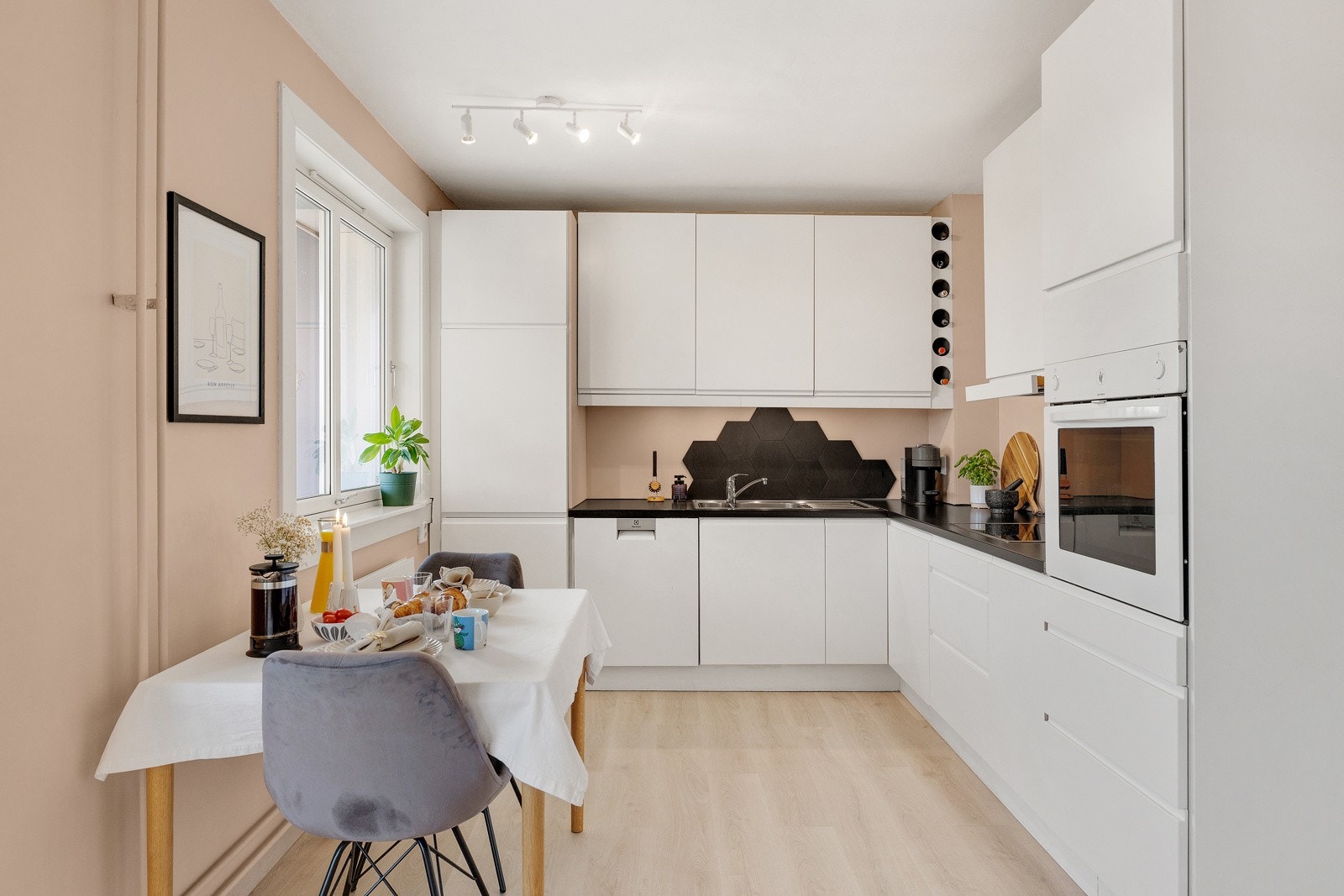 Kjøkkenet er utstyrt med integrerte hvitevarer som kjøleskap med frysedel, komfyr i høyskap, keramisk platetopp og oppvaskmaskin. Det er stilige heksagon "backsplash"-plater i heltre eik. Galleribilde