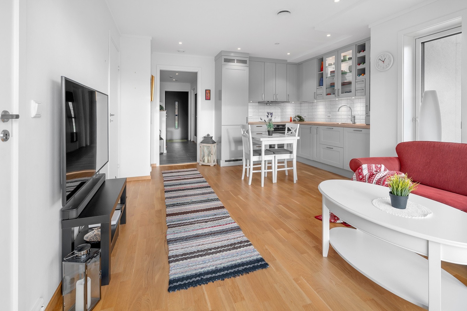 Det er er en delikat og praktisk stue/kjøkkenløsning i denne flotte leiligheten. Galleribilde