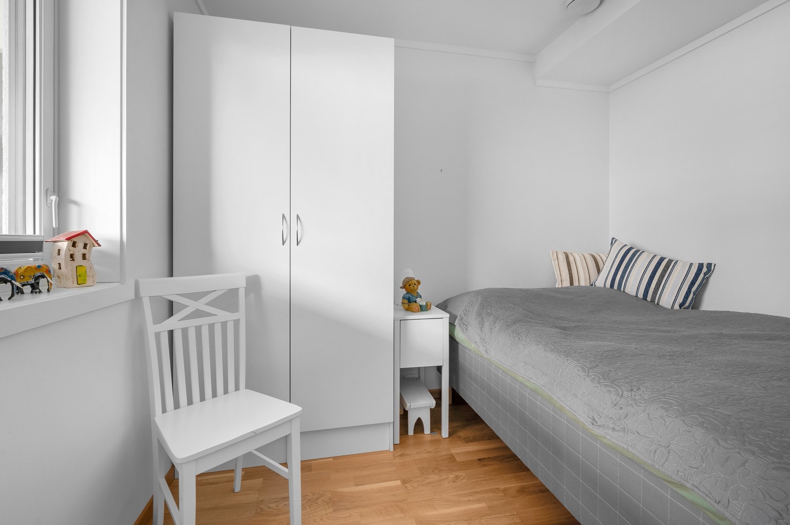 Soverom nr. 2 med garderobeskap. Galleribilde