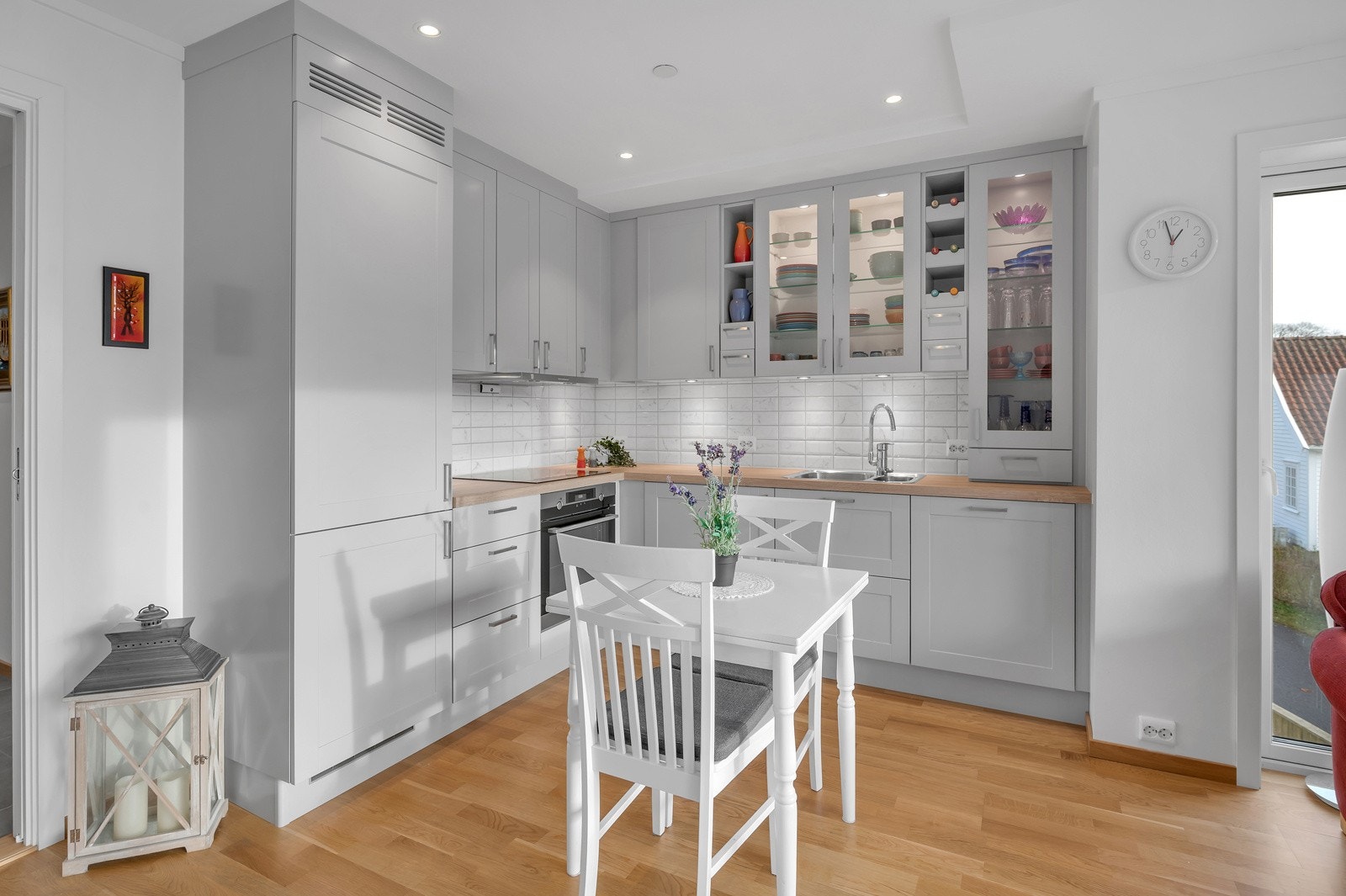 Lekkert kjøkken med intigrerte hvitevarer. Galleribilde