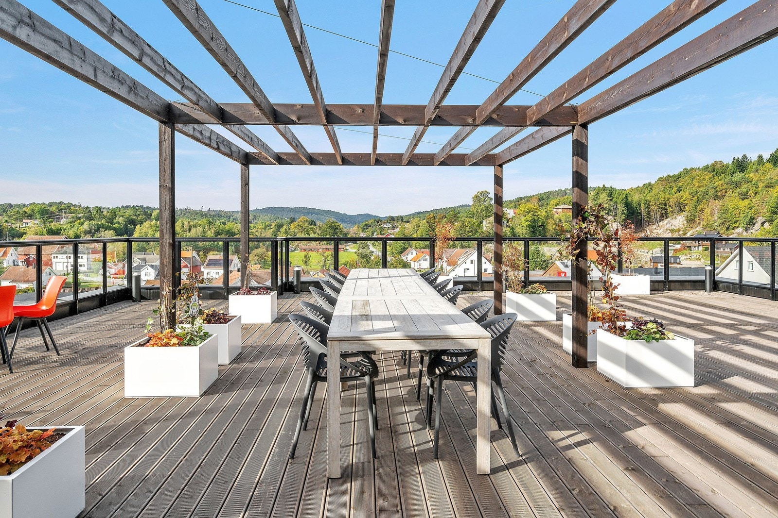 Flott pergola med god plass til tilstelninger. Galleribilde