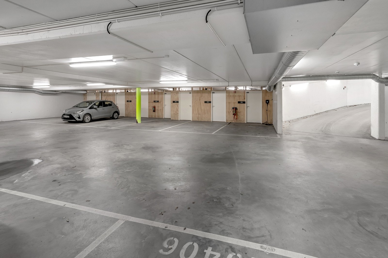 I underetasjen følger det med egen p-plass med sportsbod. Galleribilde